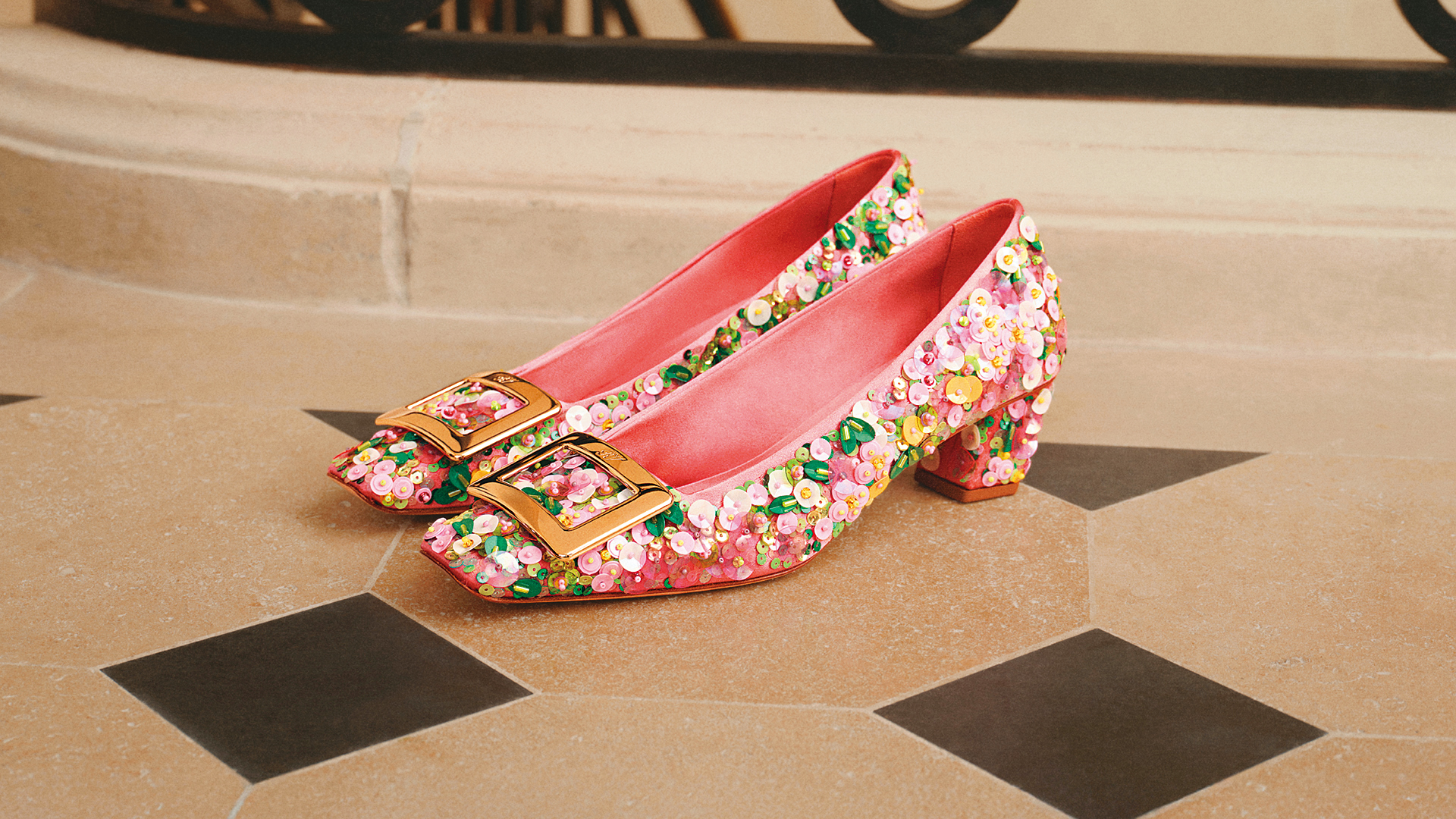 Belle Vivier古典玫瑰粉刺繡跟鞋。NT$79,900（迪生提供）