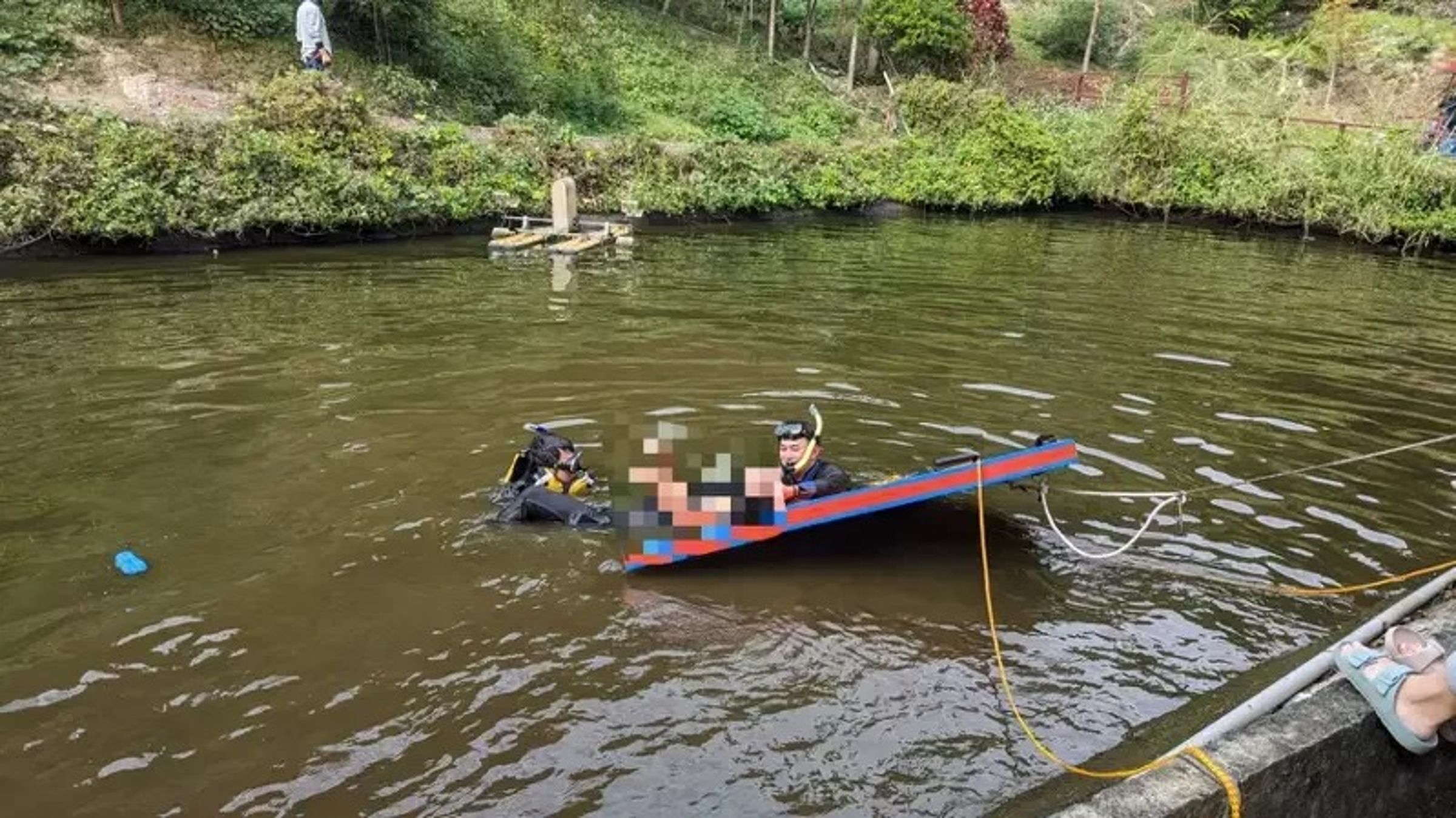 2歲童掉進魚池,爸爸下水救兒卻雙雙溺斃。(苗栗縣消防局提供)