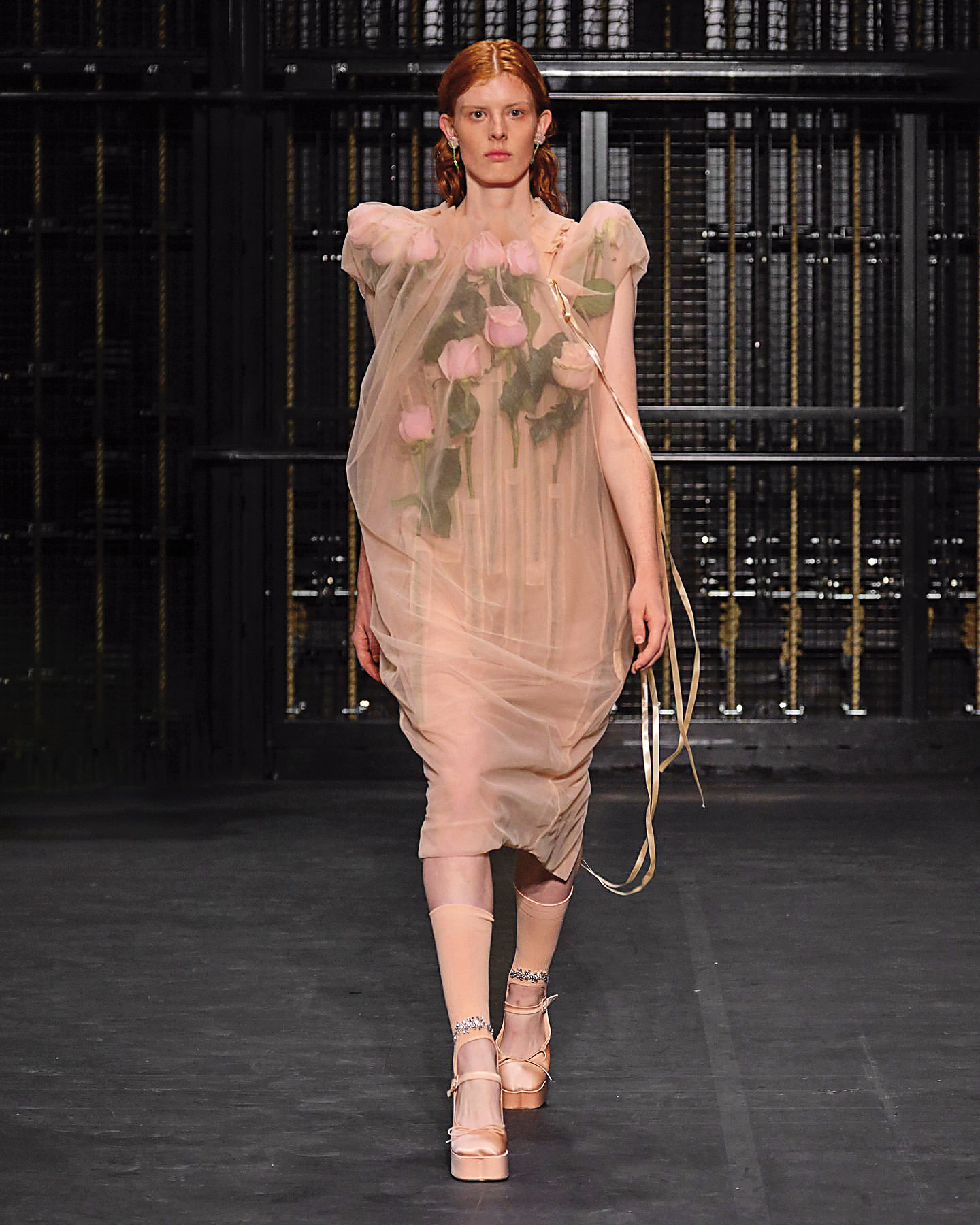 玫瑰花是Simone Rocha春夏的靈魂角色,甜而不膩。(翻攝自Simone Rocha IG)