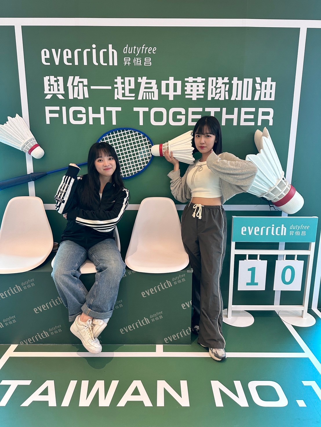 昇恆昌免稅商店在桃園國際機場打造羽球拍照區，除了可以拍出俏皮可愛或熱血沸騰的網美照，也邀請旅客一起為中華隊打氣。（昇恆昌免稅商店提供）