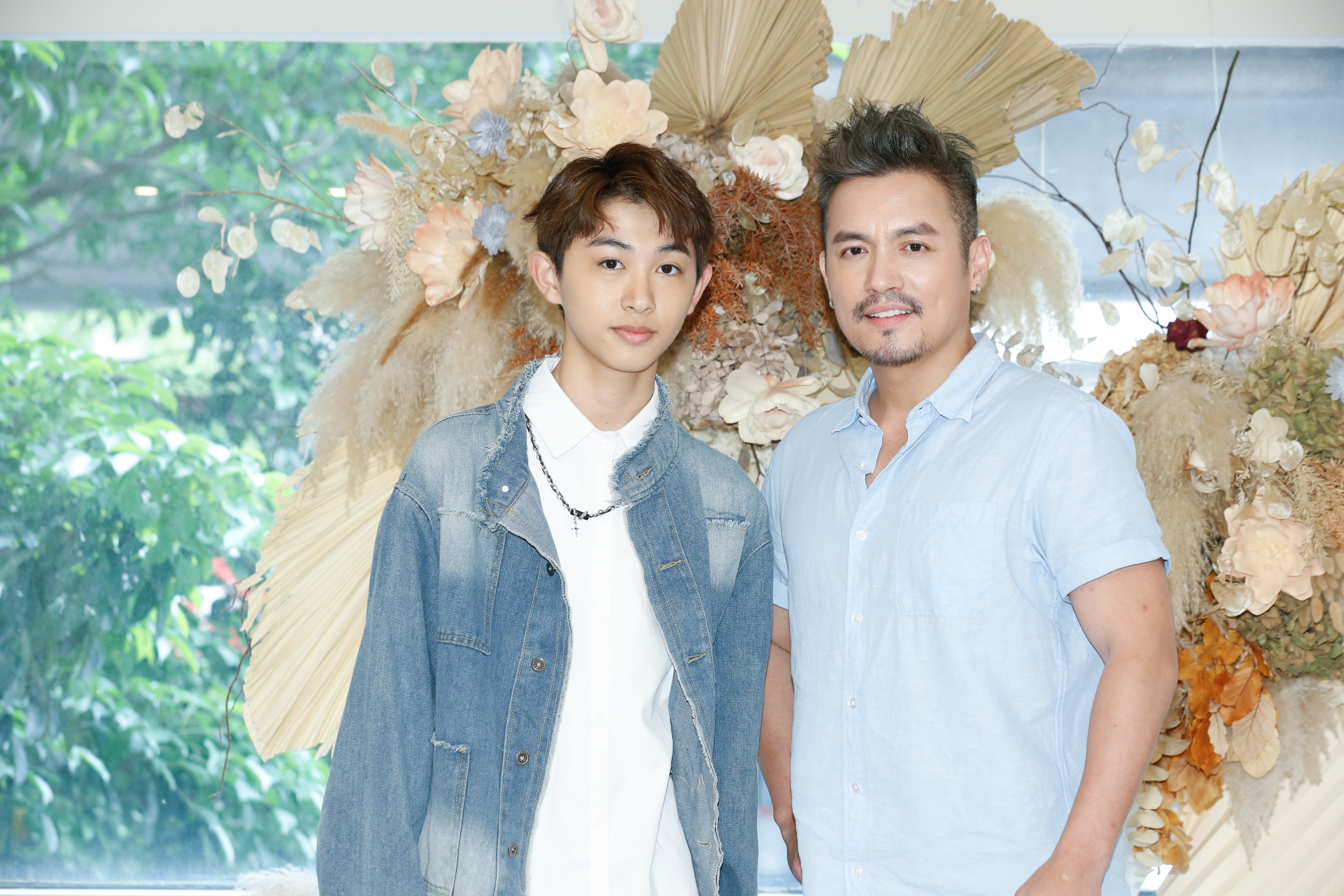 《蒼蠅歌手》中范逸臣（右）演歌手，楊博智（左）則飾演妥瑞兒。