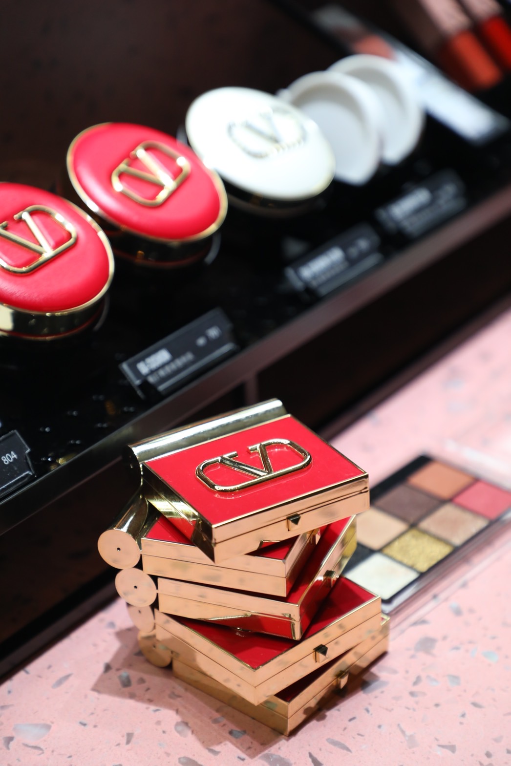 「Valentino Beauty」除了提供專業化妝師的技術，使用彩妝也是自家高訂產品。