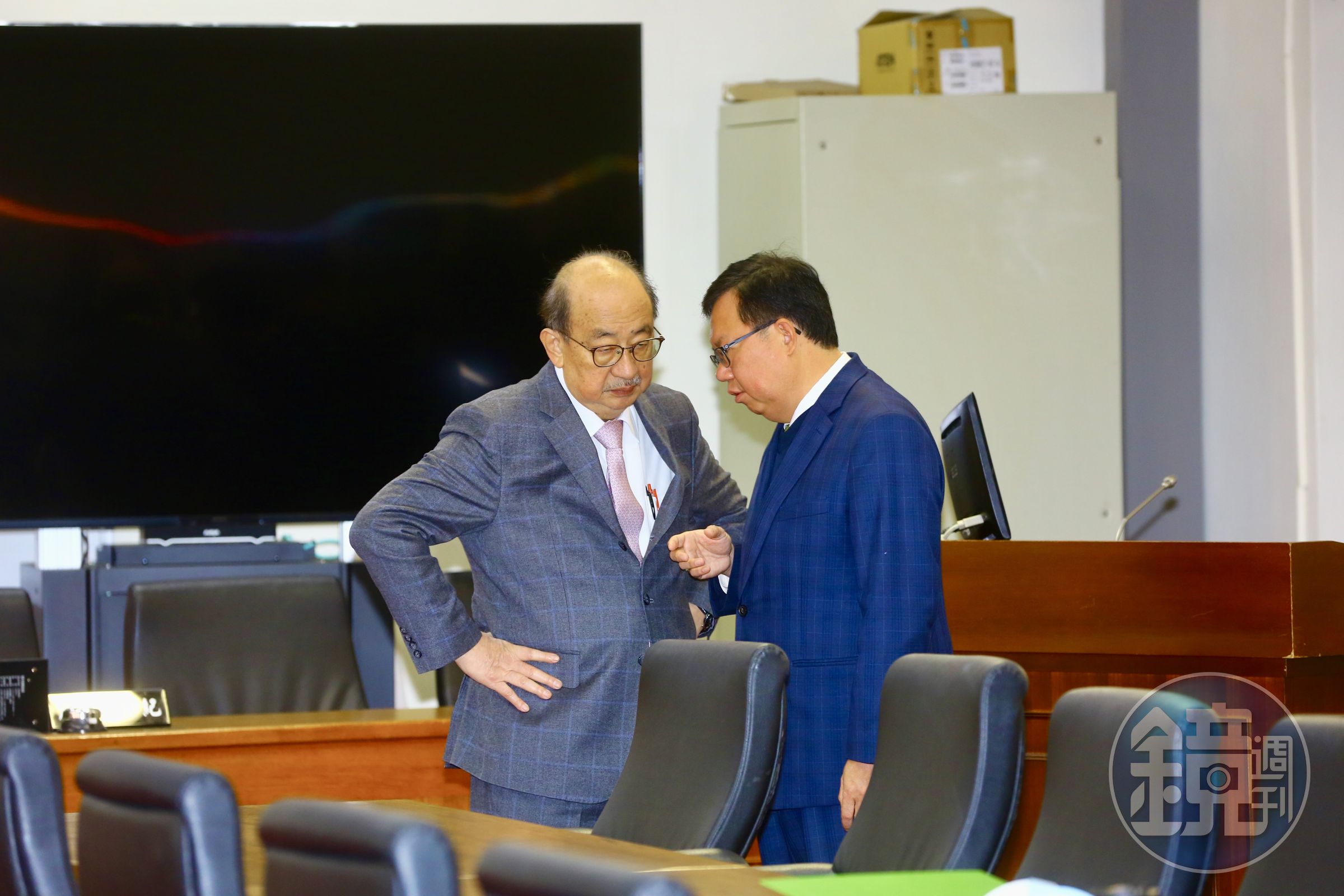 民進黨總召柯建銘（左）今被問到藍白兩黨閉門會談，喊話柯文哲要想清楚。