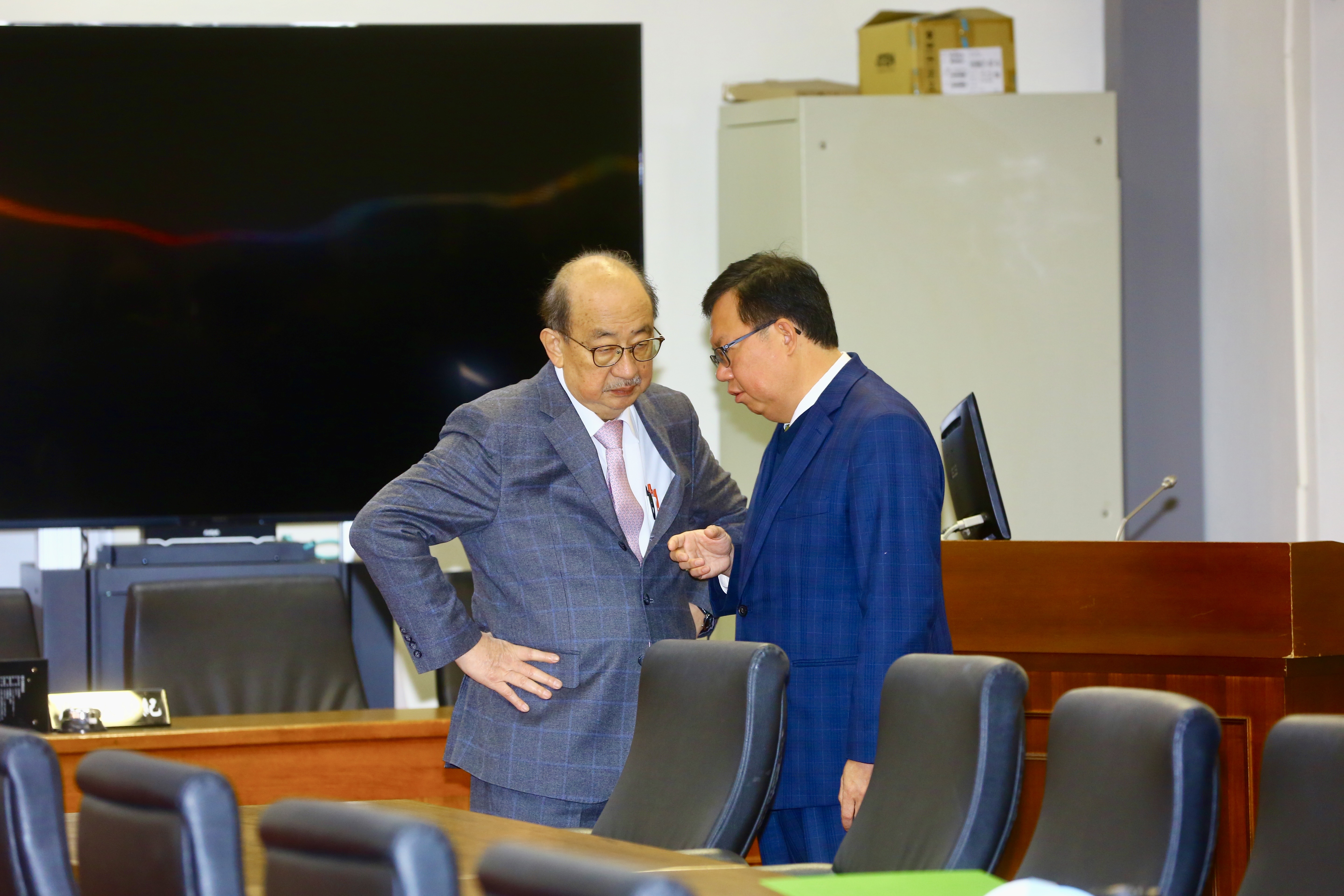 民進黨總召柯建銘（左）今被問到藍白兩黨閉門會談，喊話柯文哲要想清楚。