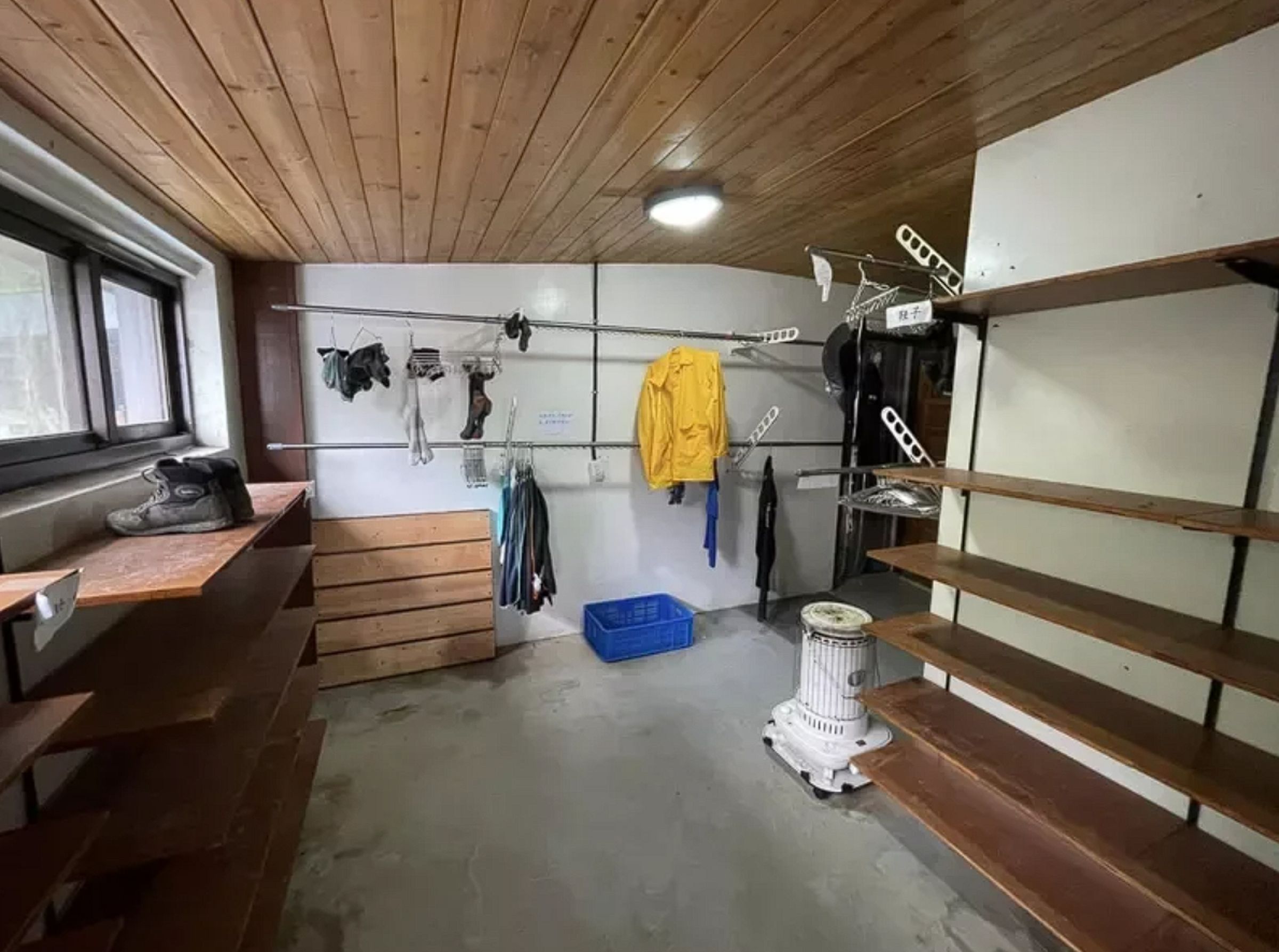 近日傳出有山友入住天池山莊後鞋子不翼而飛。(林業局南投分署提供)