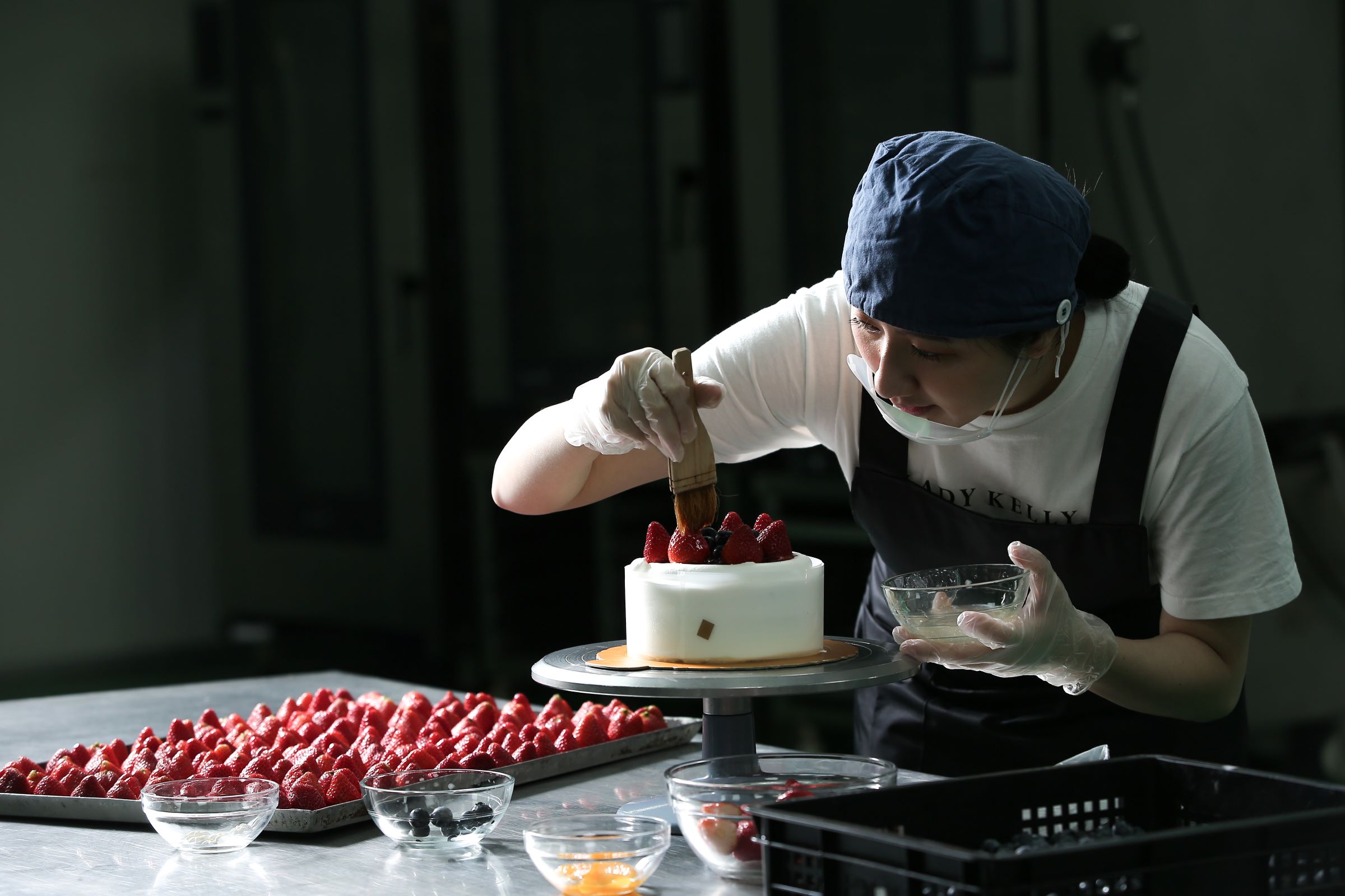 Lady Kelly蛋糕甜點創辦人蔡莉屏，覺得做烘焙很療癒，因緣際會下，她在大學都還沒畢業就走上創業之路。