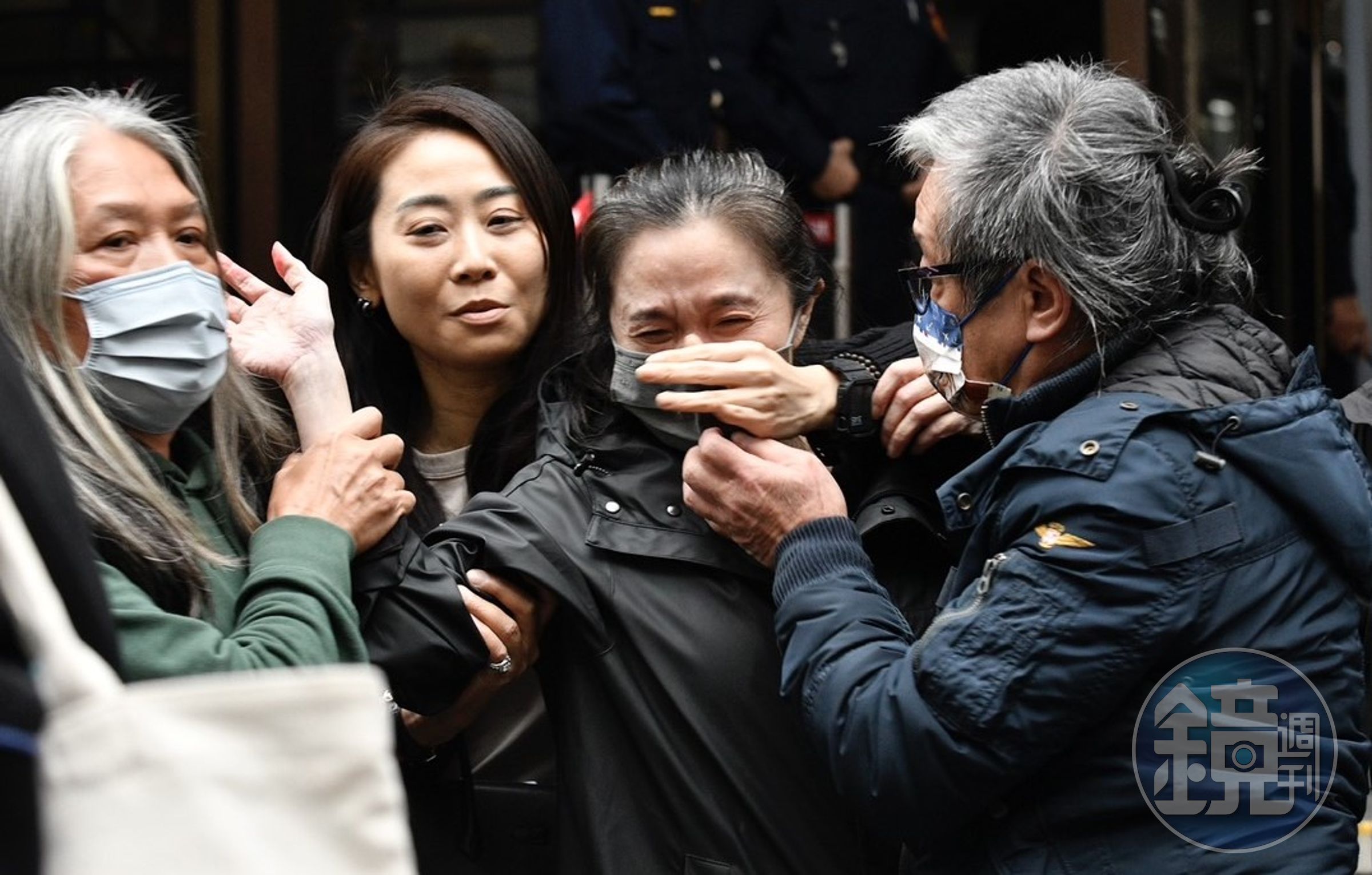應曉薇在今日下午步出法院時,激動爆哭大喊:「我沒有做錯事,我沒有貪汙!」