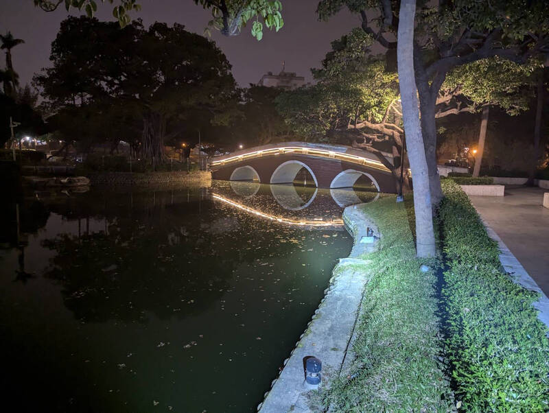 台中公園知名地標日月湖，發生今年第3起投湖自殺案。（翻攝畫面）