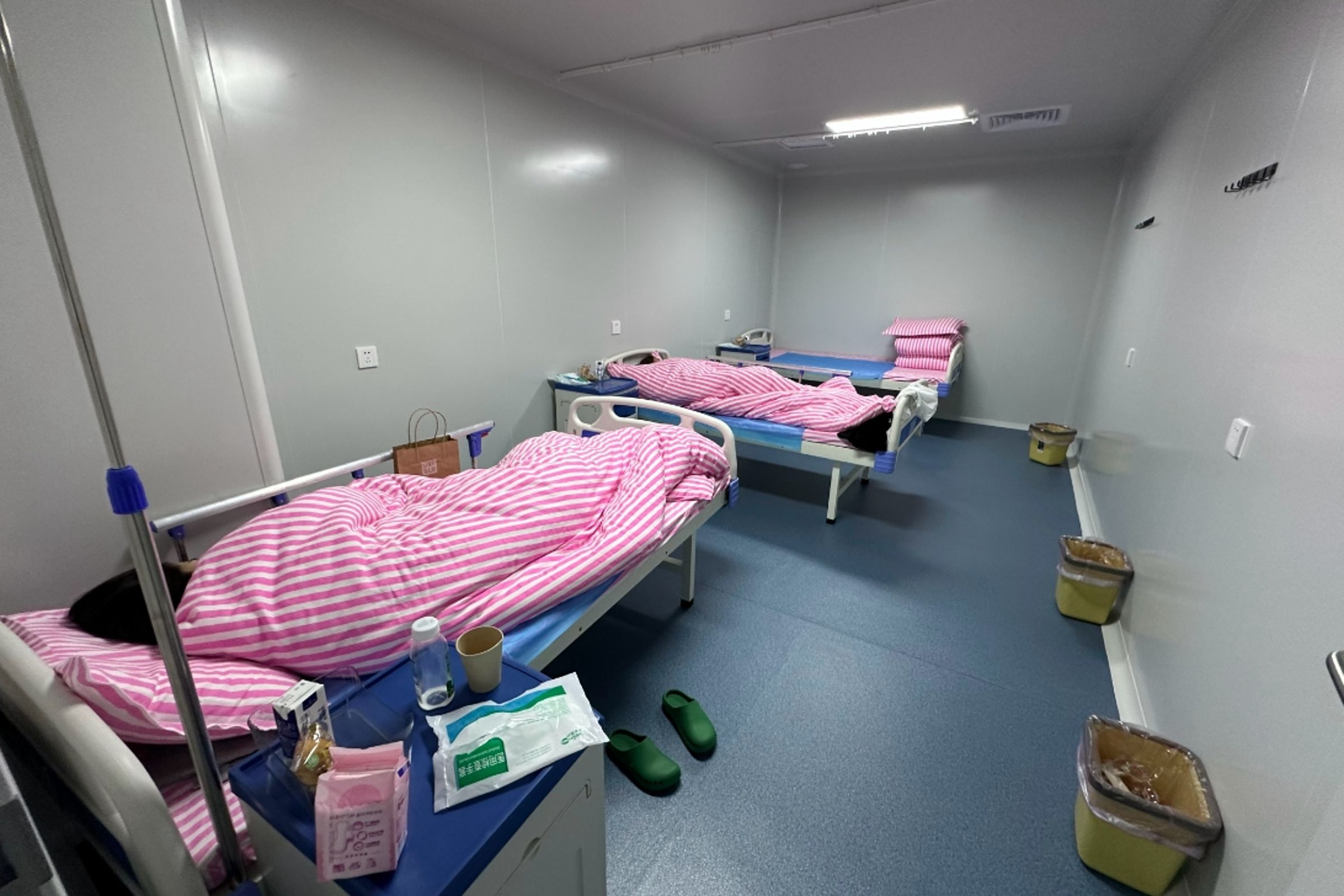 當執法人員抵達時，有9名女性正在床上接受或剛完成手術，其中包括供卵女子與代理孕母。（翻攝自上官正義微博）