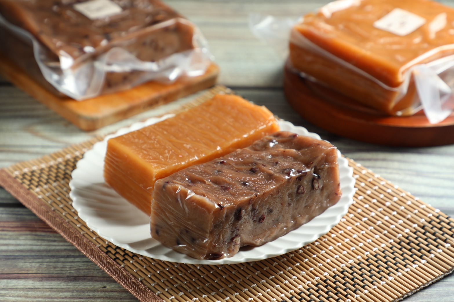 「艸頭厝」是台北「東湖市場」外的小攤位，平日就買得到各式傳統糕粿，過年更能吃到真正的年節古早味。圖為「紅豆甜年糕」（右，160元／600g）與「甜年糕」（左，150元／600g）。