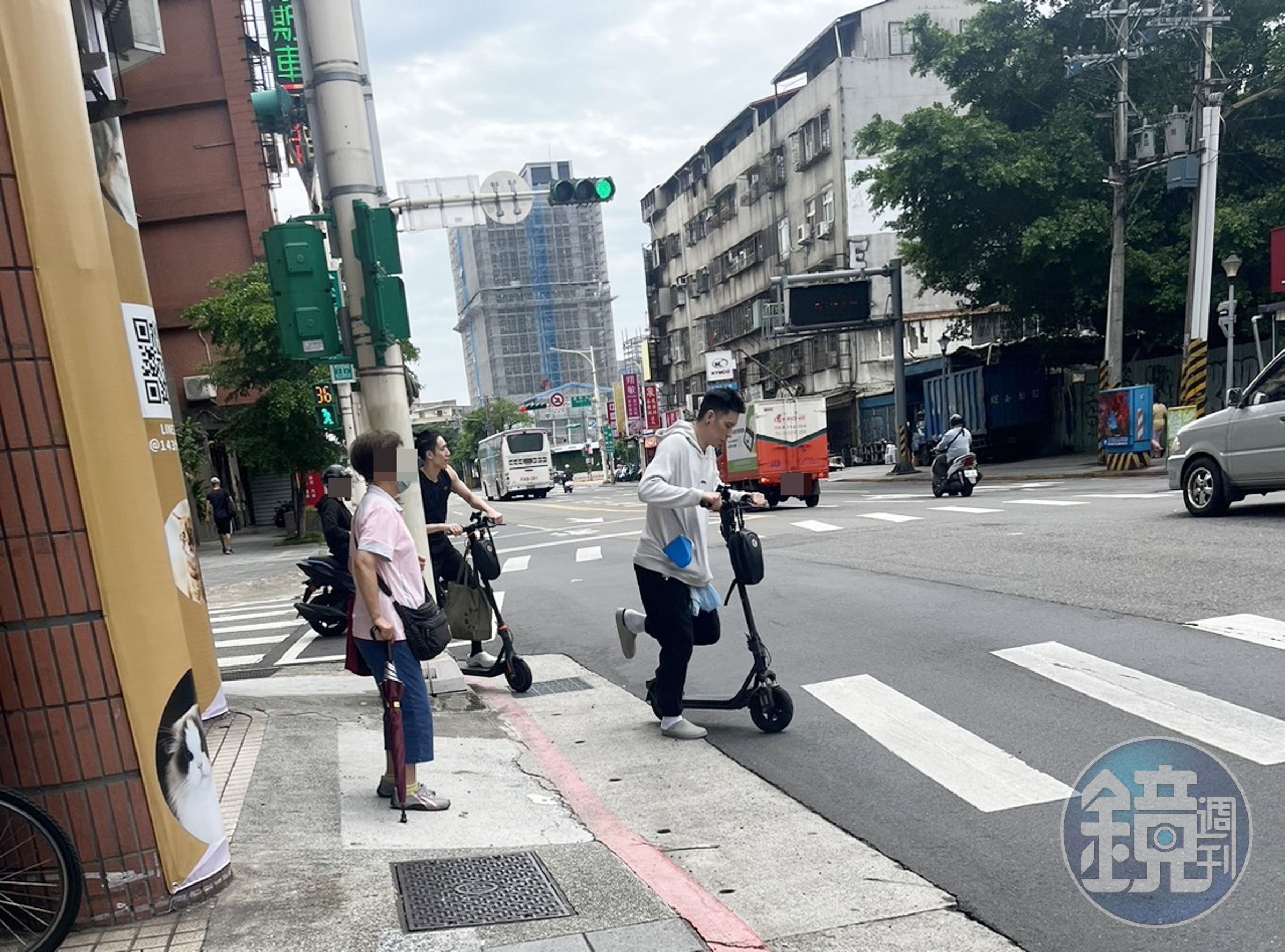 林書豪、林書緯兄弟週一在松山車站附近，遭民眾目擊闖紅燈。由圖中側向的綠燈就可證明。（讀者提供）