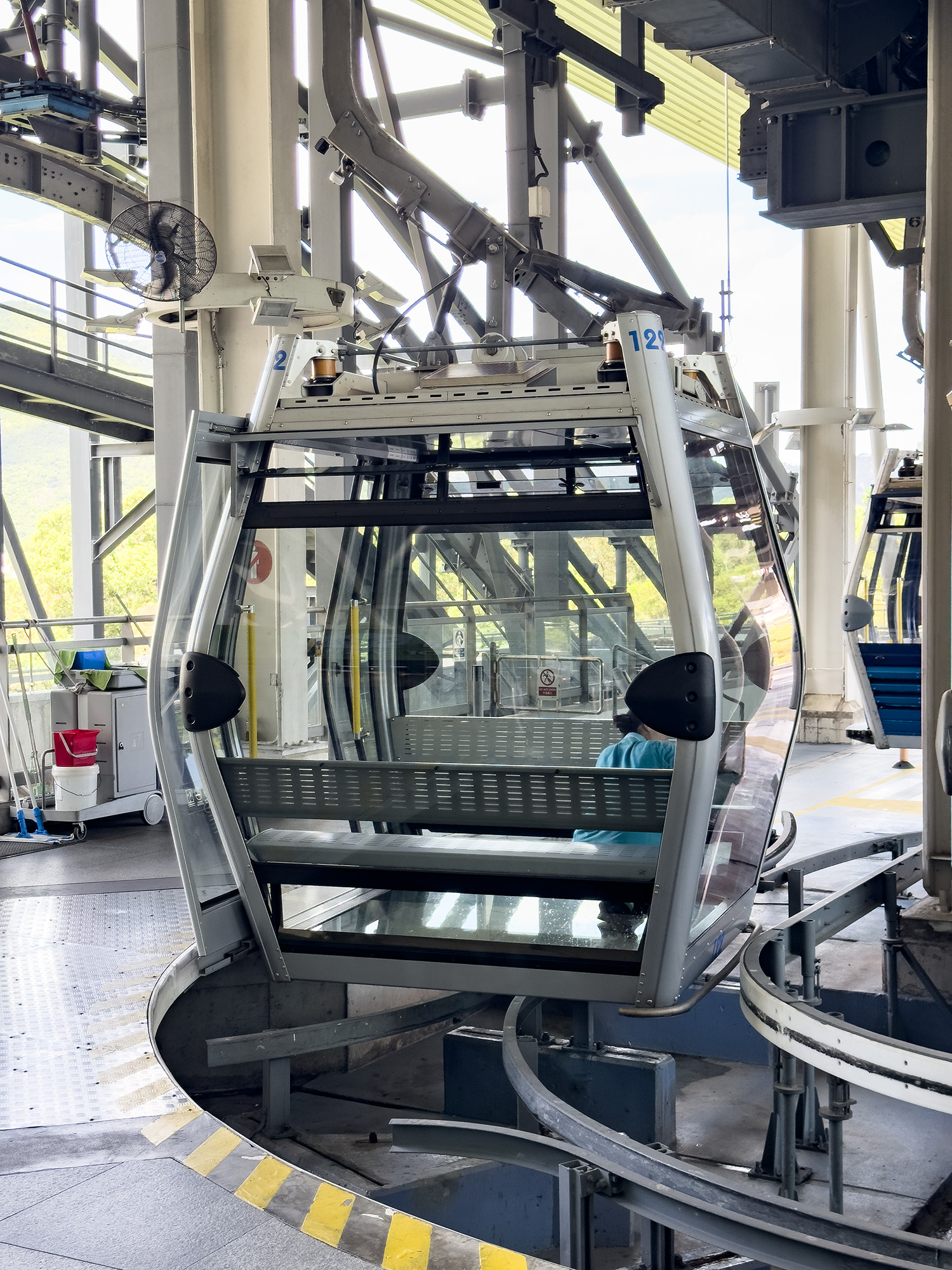 2022年底推出的全透明「全景車廂」，是目前最受歡迎的纜車體驗。