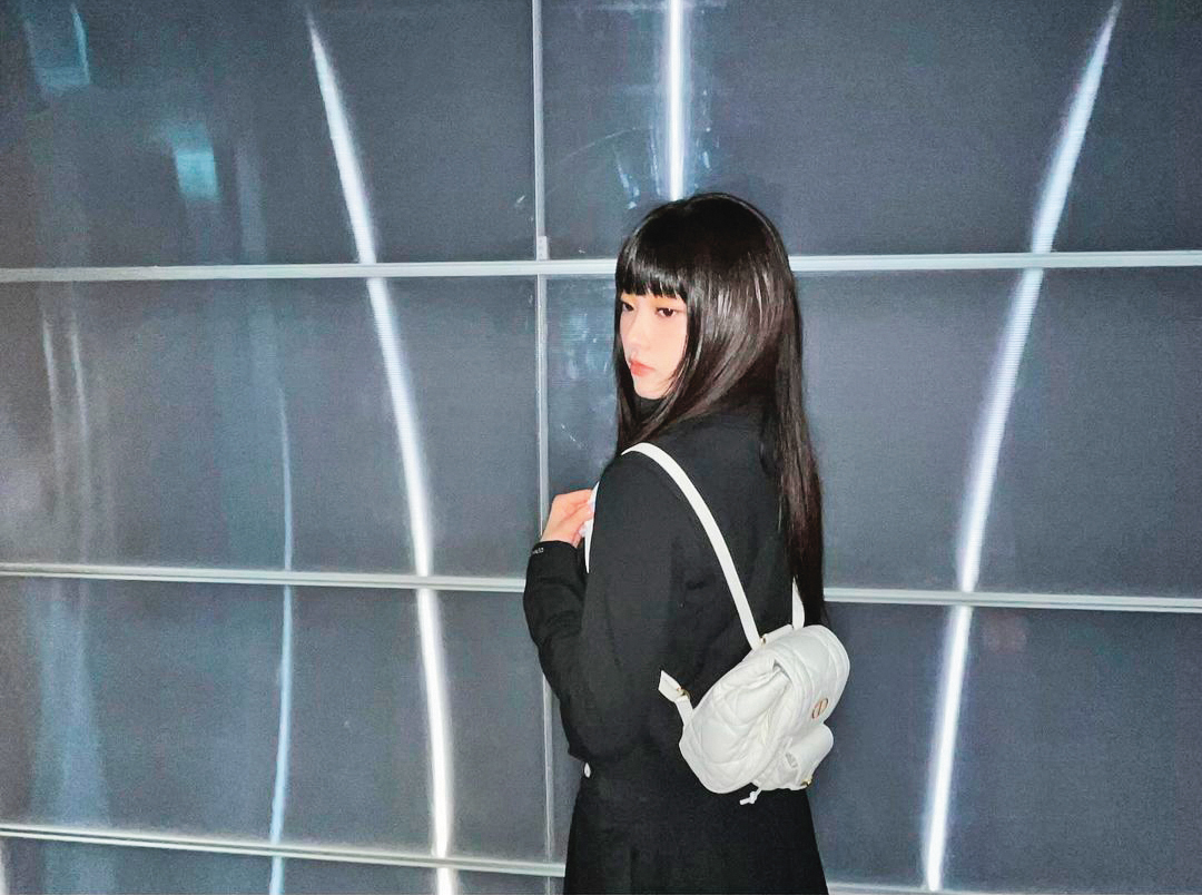 身為DIOR品牌大使的NewJeans Haerin,已率先示範DIOR Caro系列後背包。(翻攝自Haerin IG)