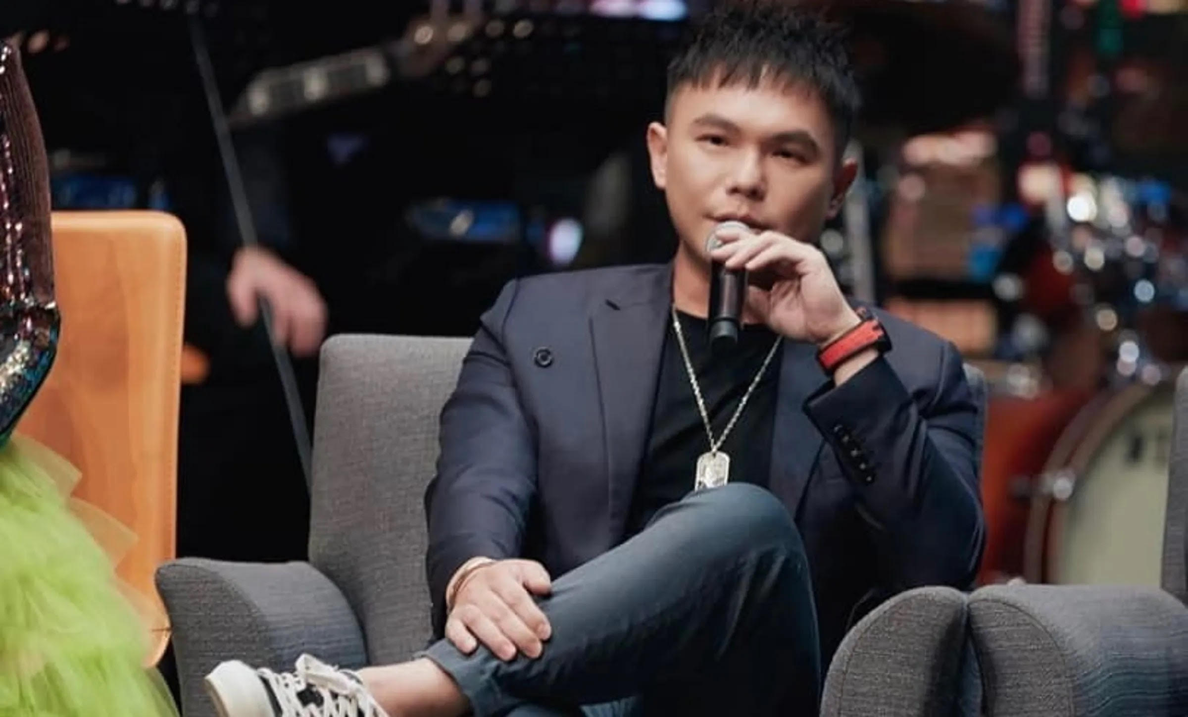 網友懷疑超哥是買凶揍陳沂的主謀,證據是「超哥曾忍不住在陳沂記者會直播時花錢抖內,並留言酸陳沂」。(翻攝超派人生臉書)