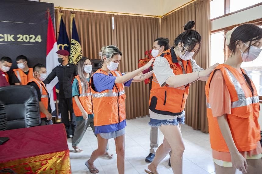 印尼逮103電信詐騙犯，全是台灣人！將驅逐出境。（翻自《海峽時報》）