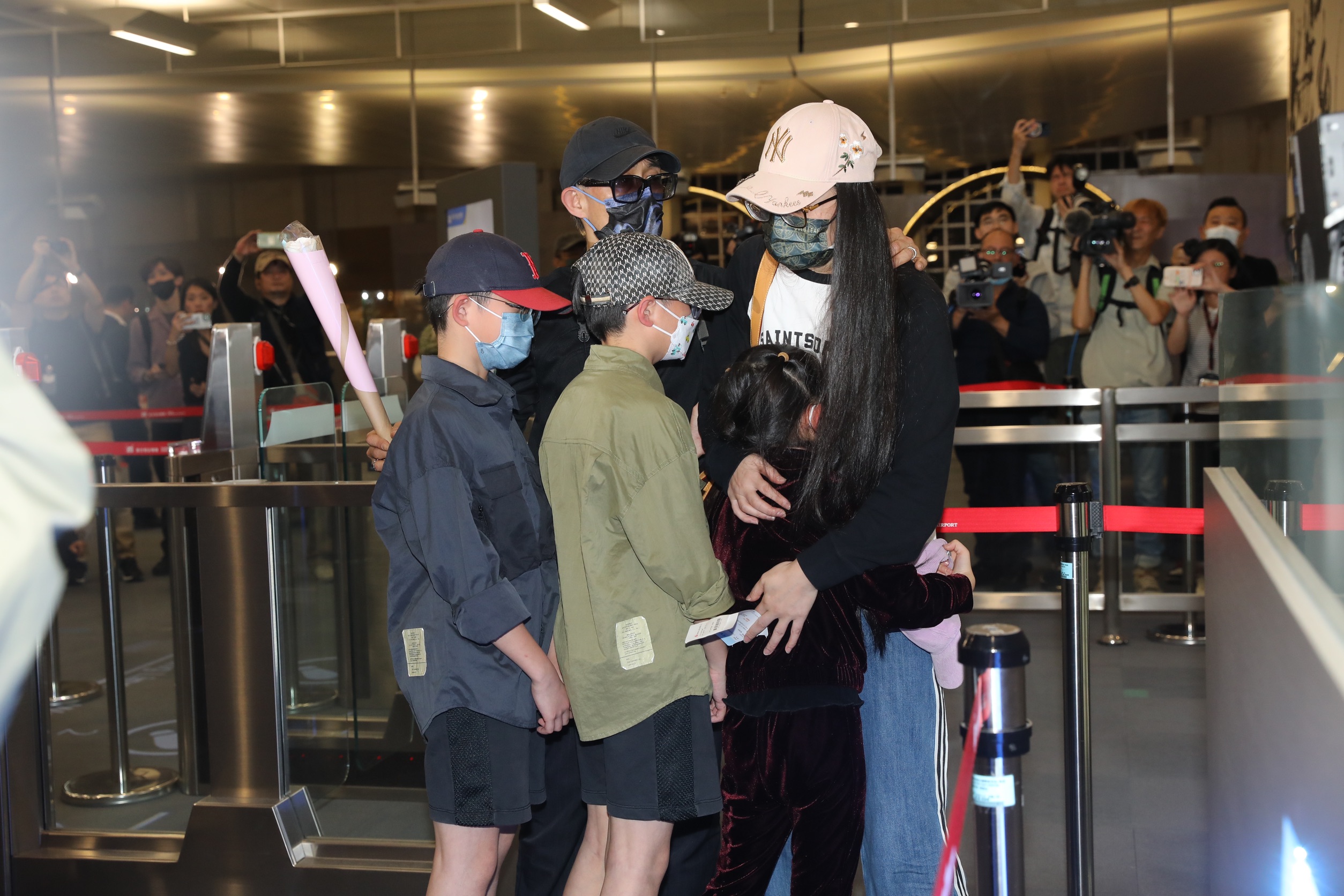 亞亞回到中國後仍發表促統等言論，陸委會表示這些將成為日後她申請來台探親的考量根據。圖為日前亞亞搭機返中與家人道別。