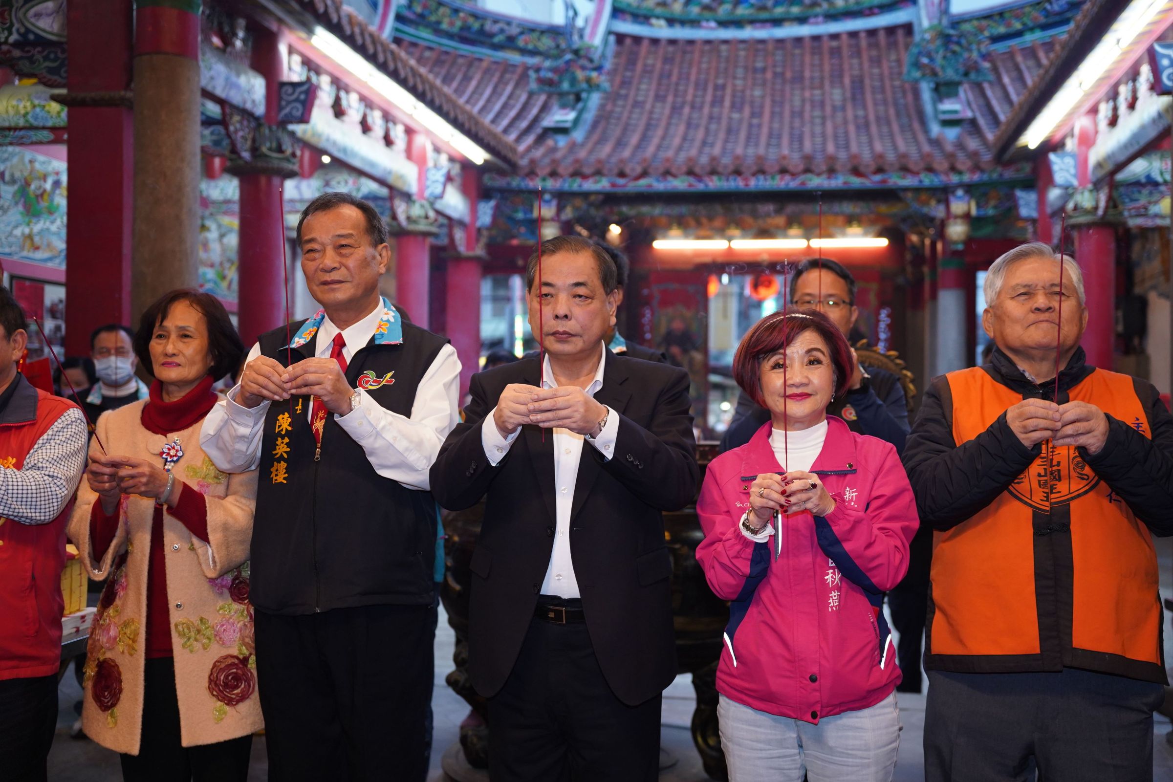 各界代表一同至新埔香火鼎盛的廣和宮上香祈福。