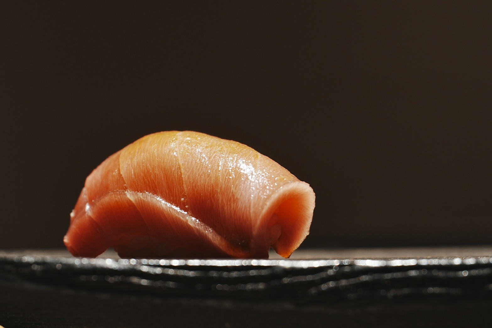 日前佐浦弘一社長來台,於台北的「鮨七海 Sushi Nanami」舉辦品飲會,藉由高水準板前壽司,將浦霞酒造不同酒款牽引出更多元的風味。(廖柏昀攝)