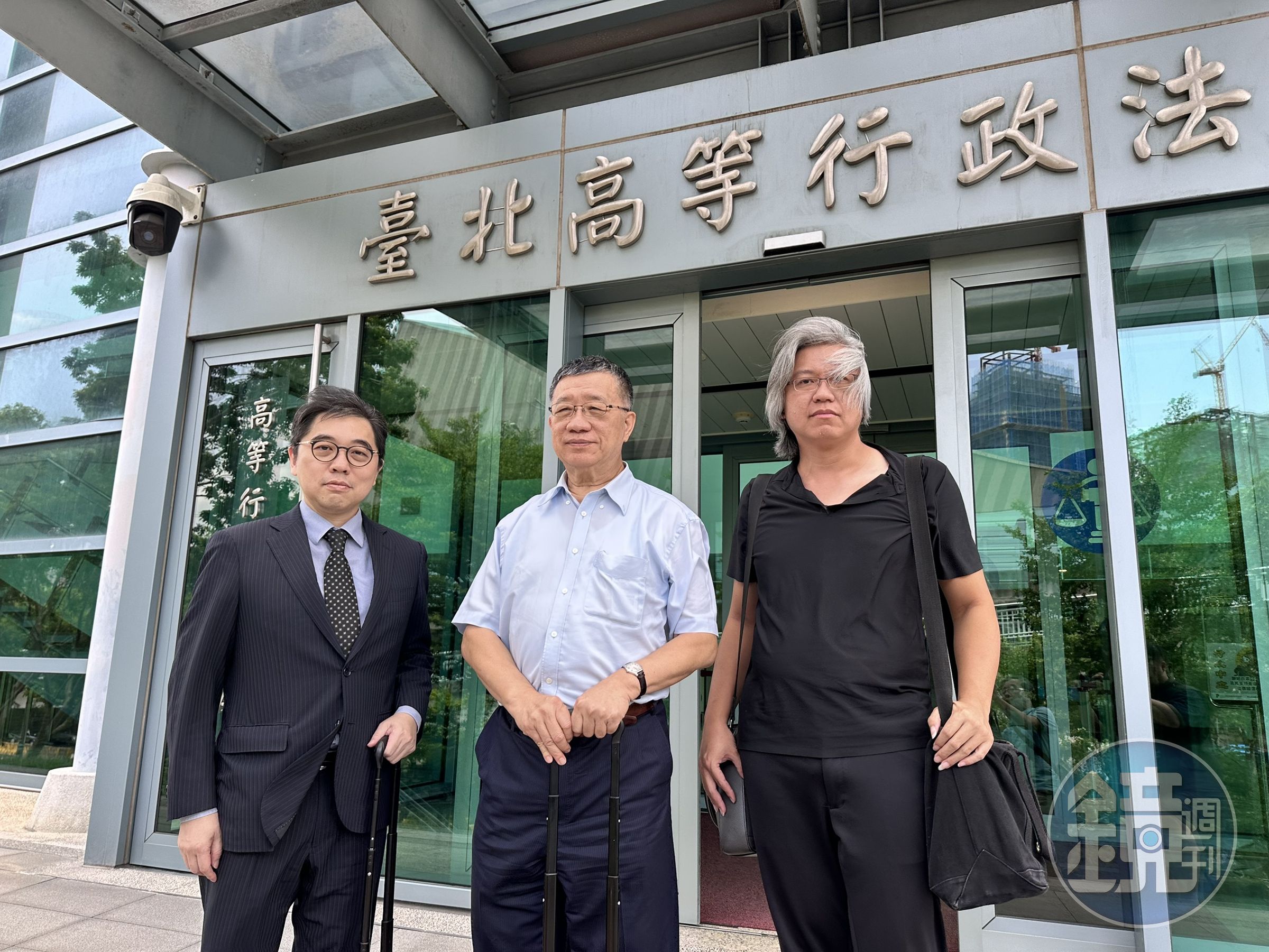 律師陸正義(左起)、林石猛及戴敬哲代理柯文哲針對政治獻金抗罰案至台北高等行政法院出庭。