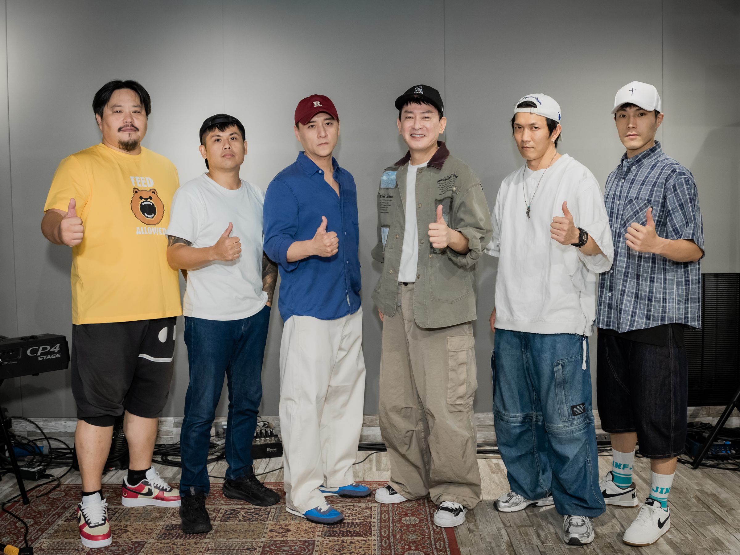王識賢率「北館五虎將」鄭人碩、張再興、唐振剛、黃尚禾、吳震亞全力彩排,準備在高雄重現〈老大借過〉。(曼尼娛樂提供)