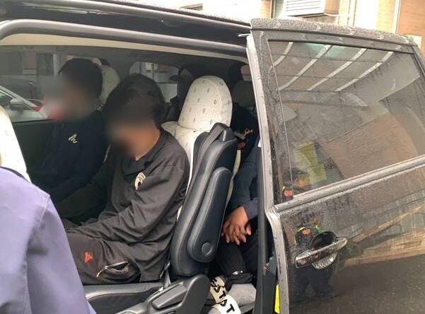 警方帶回11名泰籍非法移工。（翻攝畫面）