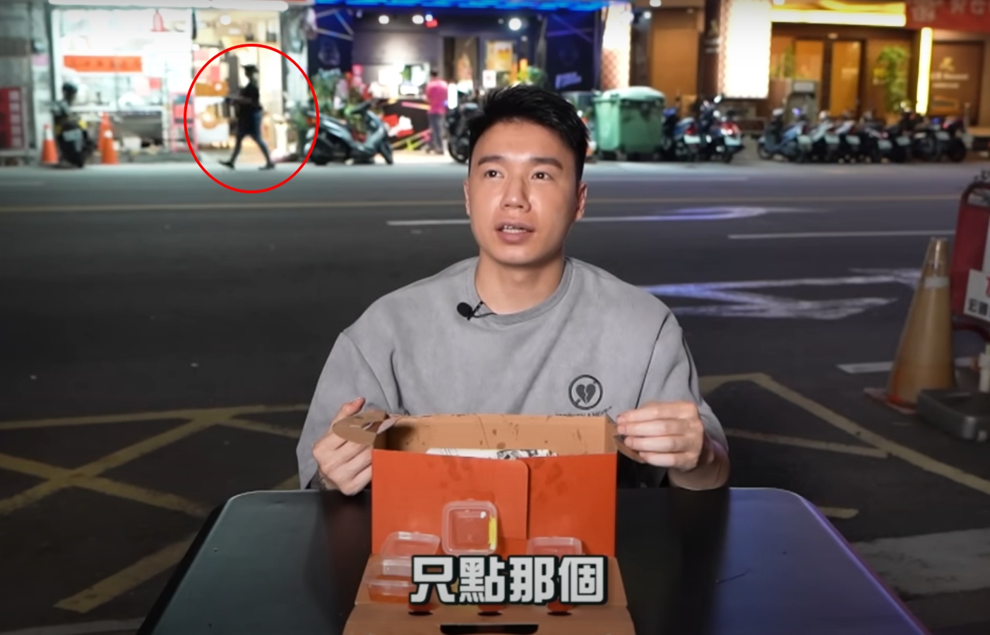 Toyz拍片時,發現超派炸雞店家疑似將廢油倒進水溝,引起外界熱議。(翻攝自Toyz YouTube)