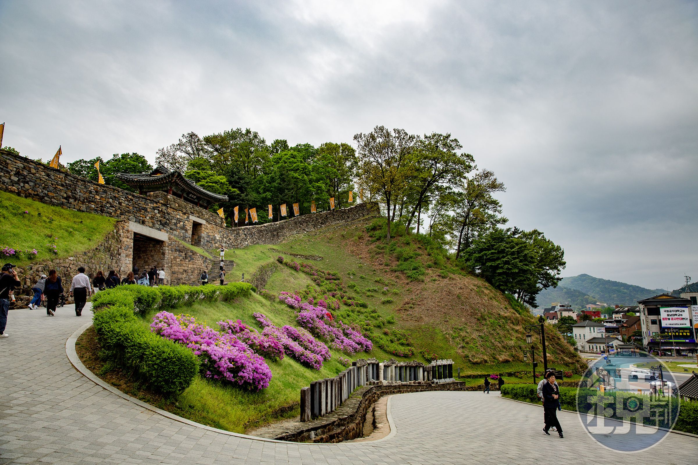 「公州公山城」依山傍水而建,曾是百濟熊津時代的重要王城,2015年列入UNESCO世界文化遺產。