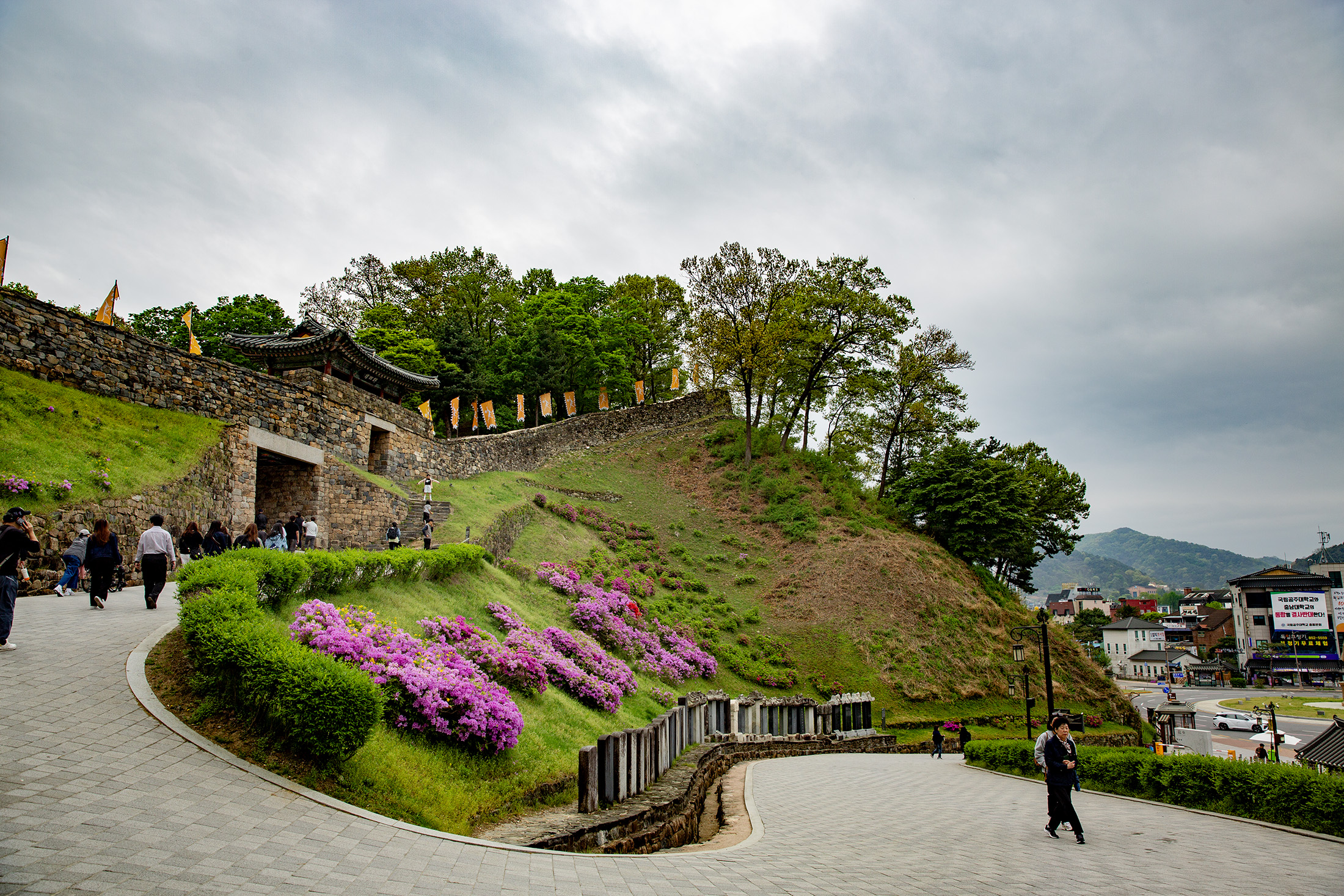 「公州公山城」依山傍水而建，曾是百濟熊津時代的重要王城，2015年列入UNESCO世界文化遺產。