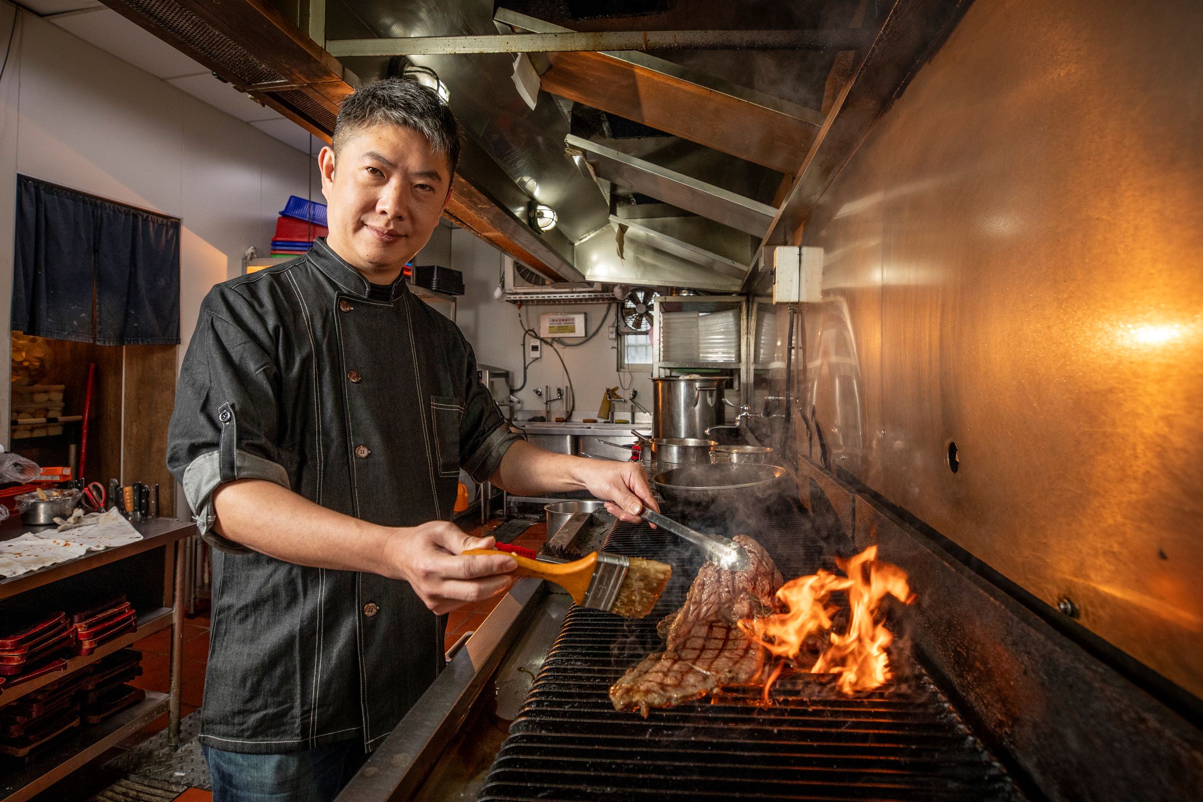 鬥炙原味炙燒牛排館是詹厚德的第三次的創業，過去兩次他搭順風車加盟連鎖品牌，這次則是自創平價高CP值牛排體系，目前年收逾8千萬元。
