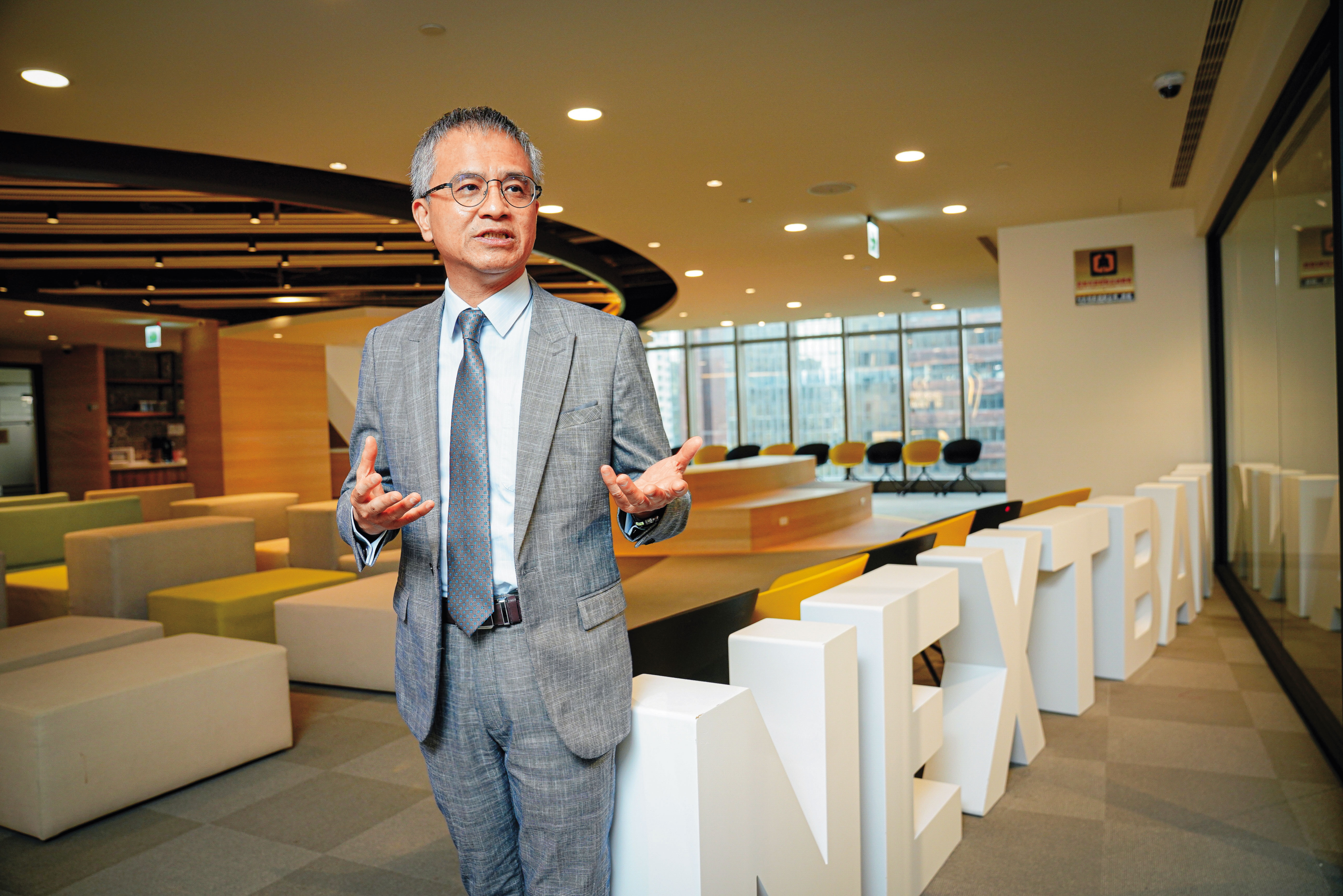 站在與外商辦公環境相似的會議環境中，自忖喜愛看書和電影的郭水義，面對營運壓力其實是務實派。