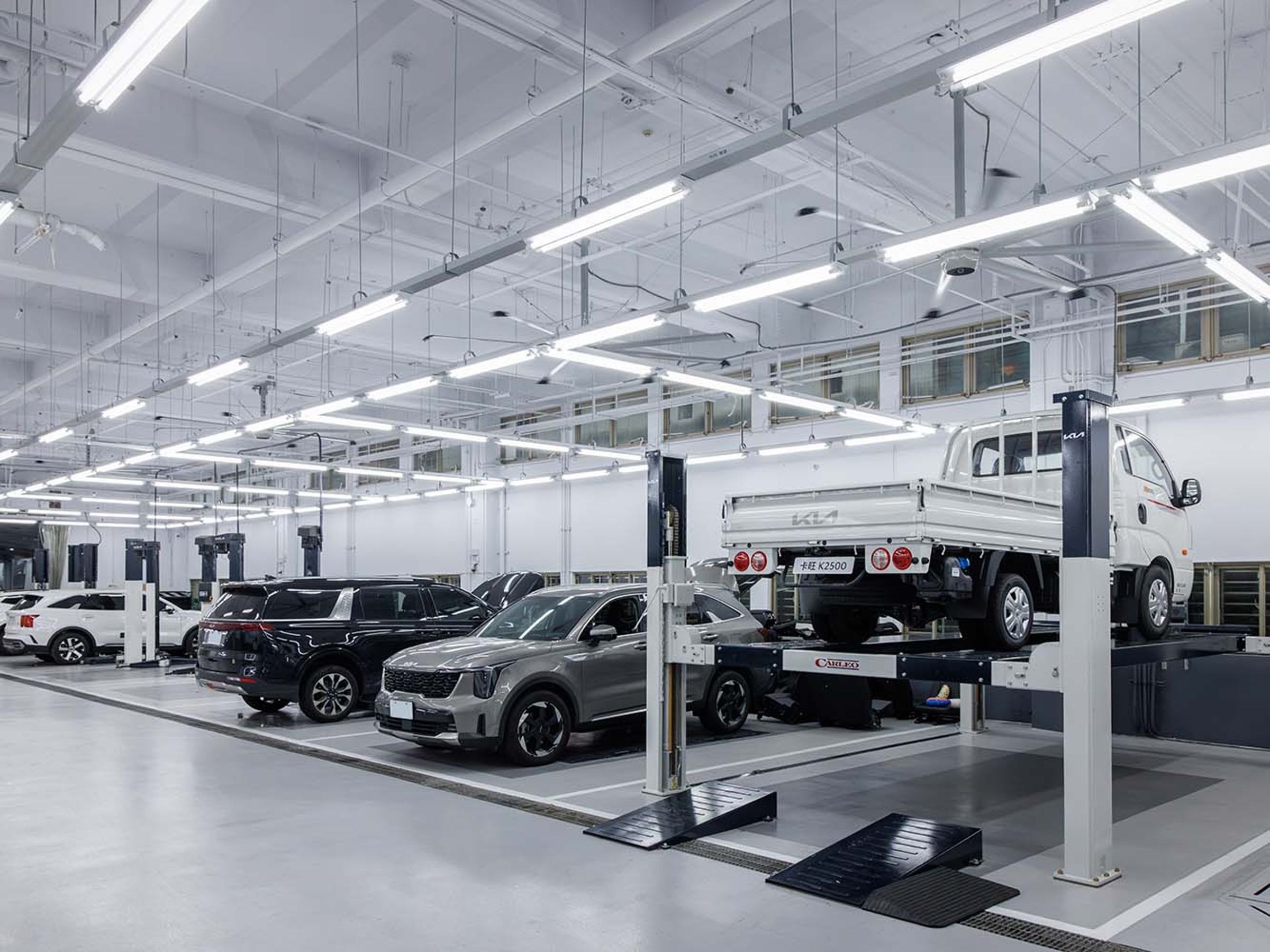 服務廠則規劃9個工作位，其中3個為乘用車、商用車共用工位。
