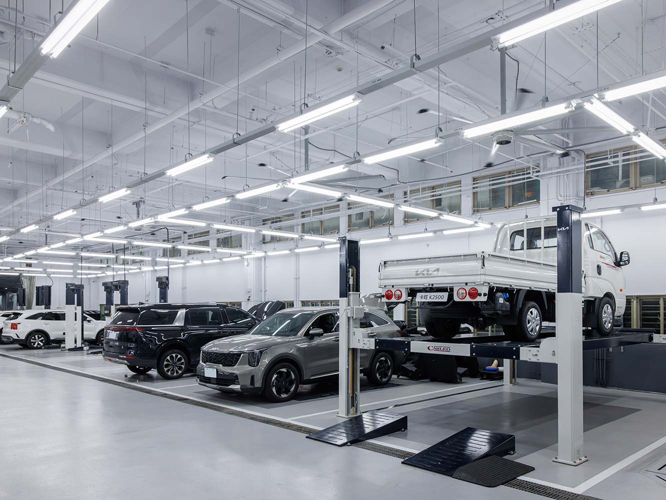 服務廠則規劃9個工作位，其中3個為乘用車、商用車共用工位。