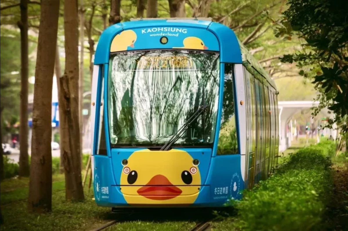 活動期間推出「小鴨輕軌列車」讓萌鴨陪民眾搭輕軌。（高雄市政府新聞局提供）