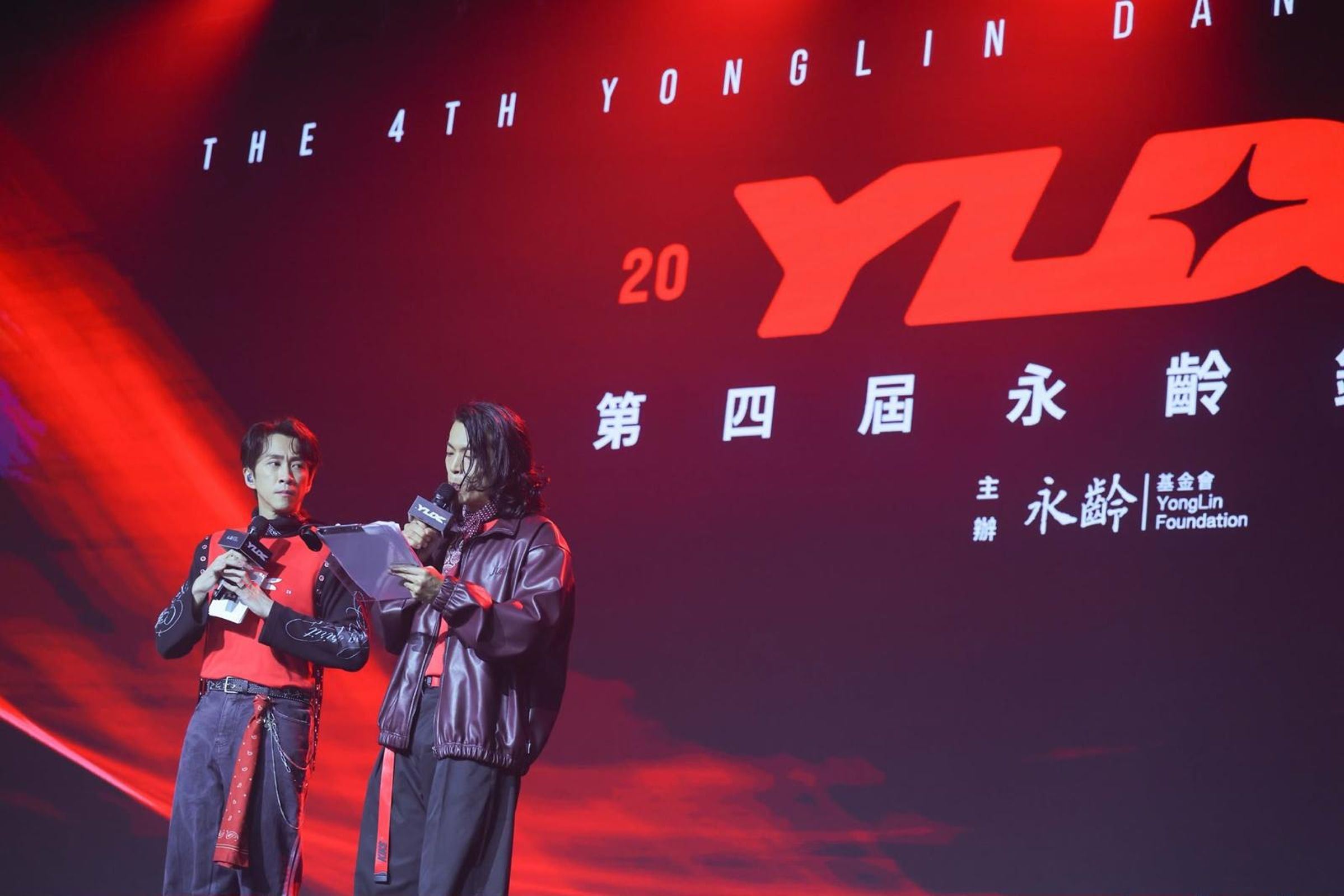 陳漢典與屁王擔任第四屆永齡銘馨盃主持人,帶動現場氣氛,與國際評審及參賽舞者熱情互動。(永齡基金會提供)