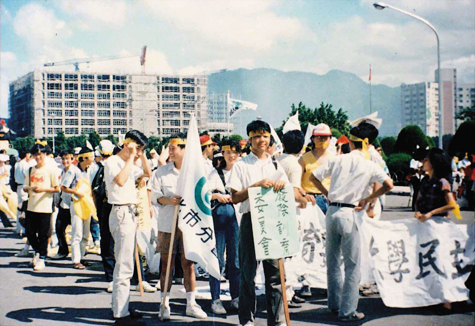 賴中強大學期間幾乎都在街頭與社辦度過，此為1989年的《大學法》改革大遊行。（賴中強提供）