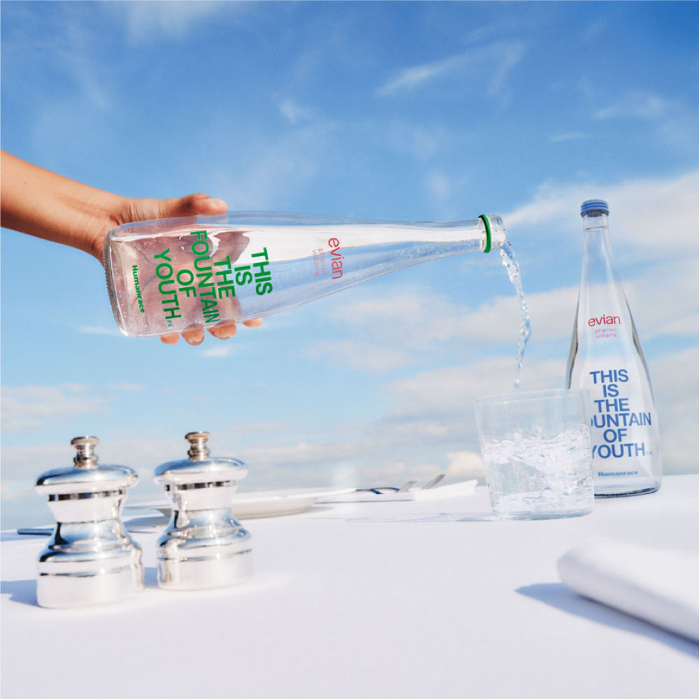 evian®依雲的年度限量瓶,設計獨特,不僅展現了品牌的精湛工藝,更蘊含無盡的創意與想像,在官網皆可便捷購買,並送貨到家。(皆499元/瓶,evian®依雲提供)