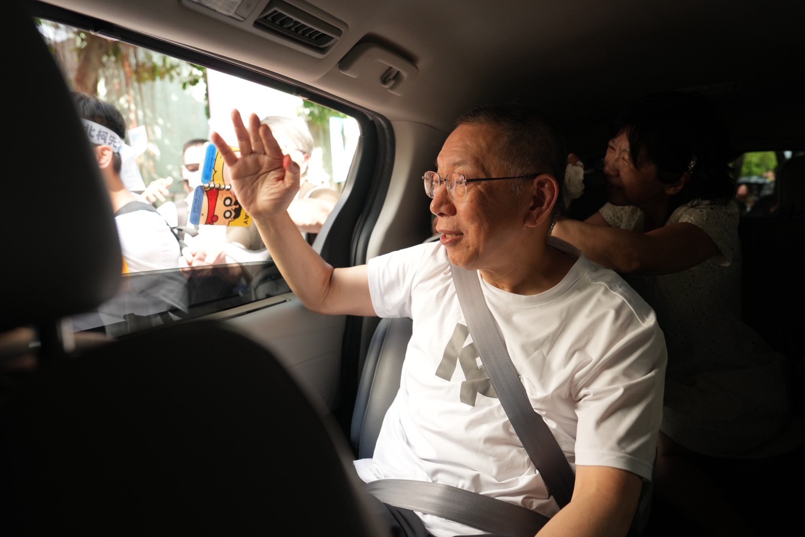 北檢認定，柯文哲獲交保後違反裁定中「不得與證人有任何接觸」，與重要證人陳智菡同車，因此提出抗告。（民眾黨提供）