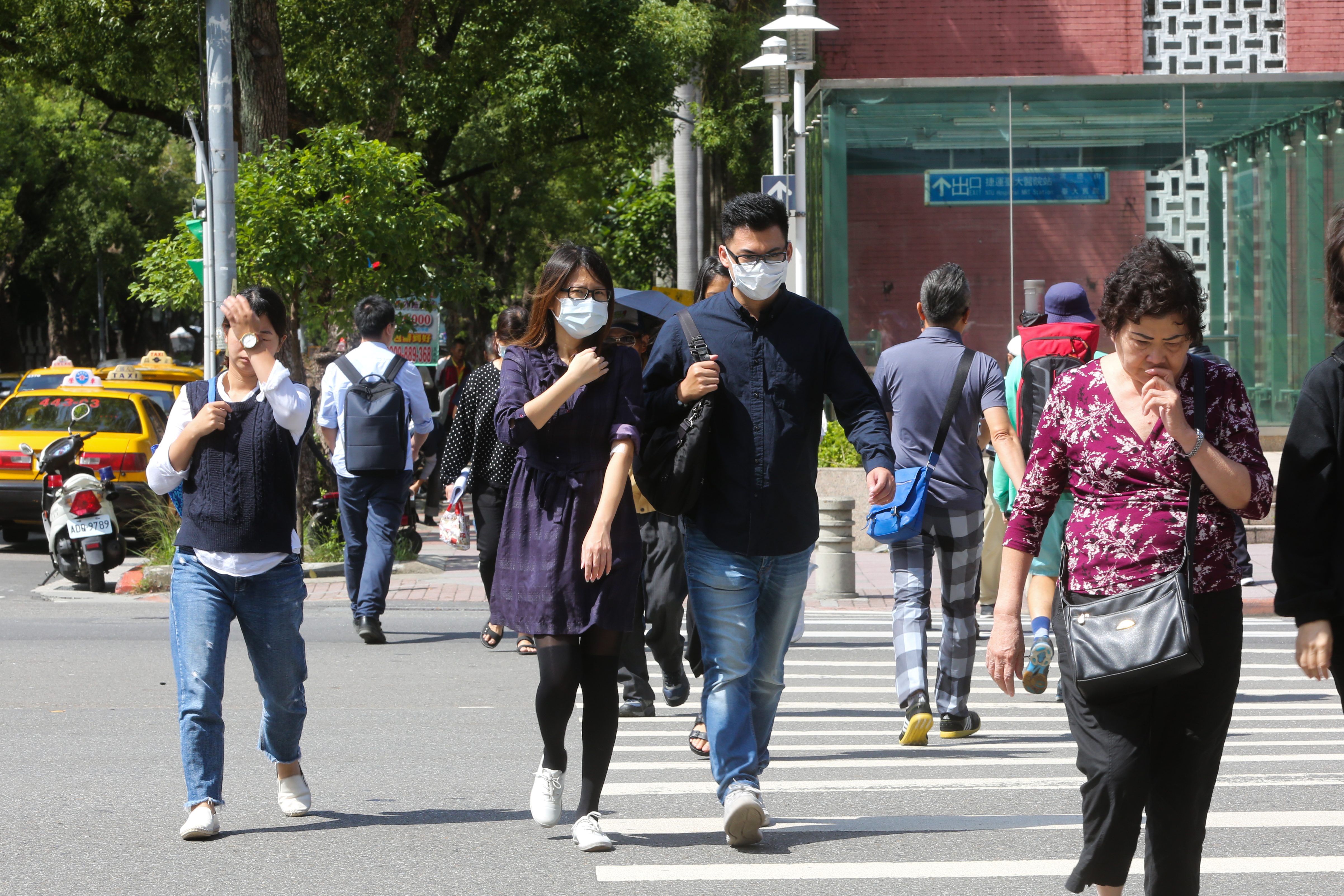 中央氣象署對10縣市發布高溫警示，台北、台中、台南、高雄、屏東、台東為橙色燈號。（本刊資料照）