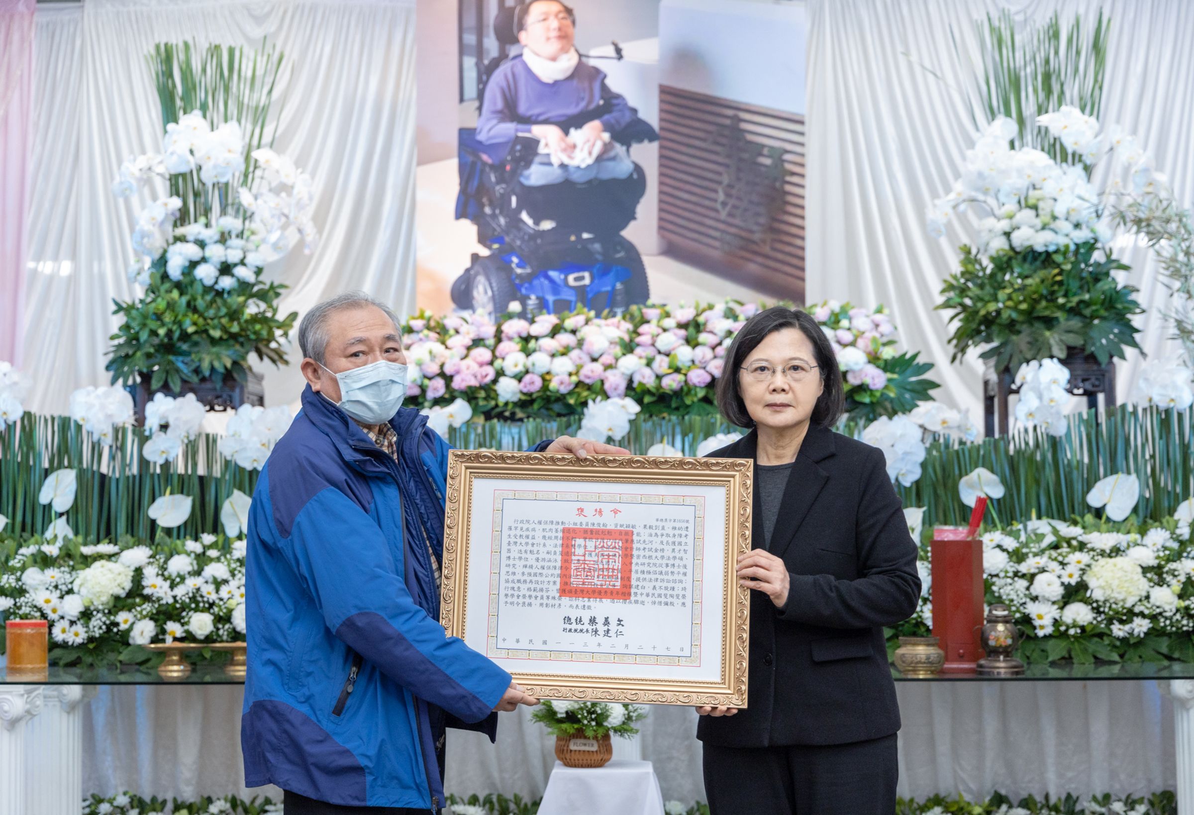 蔡英文（右）頒發褒揚令，陳俊翰父親陳海彬（左）代表接受。（總統府提供）
