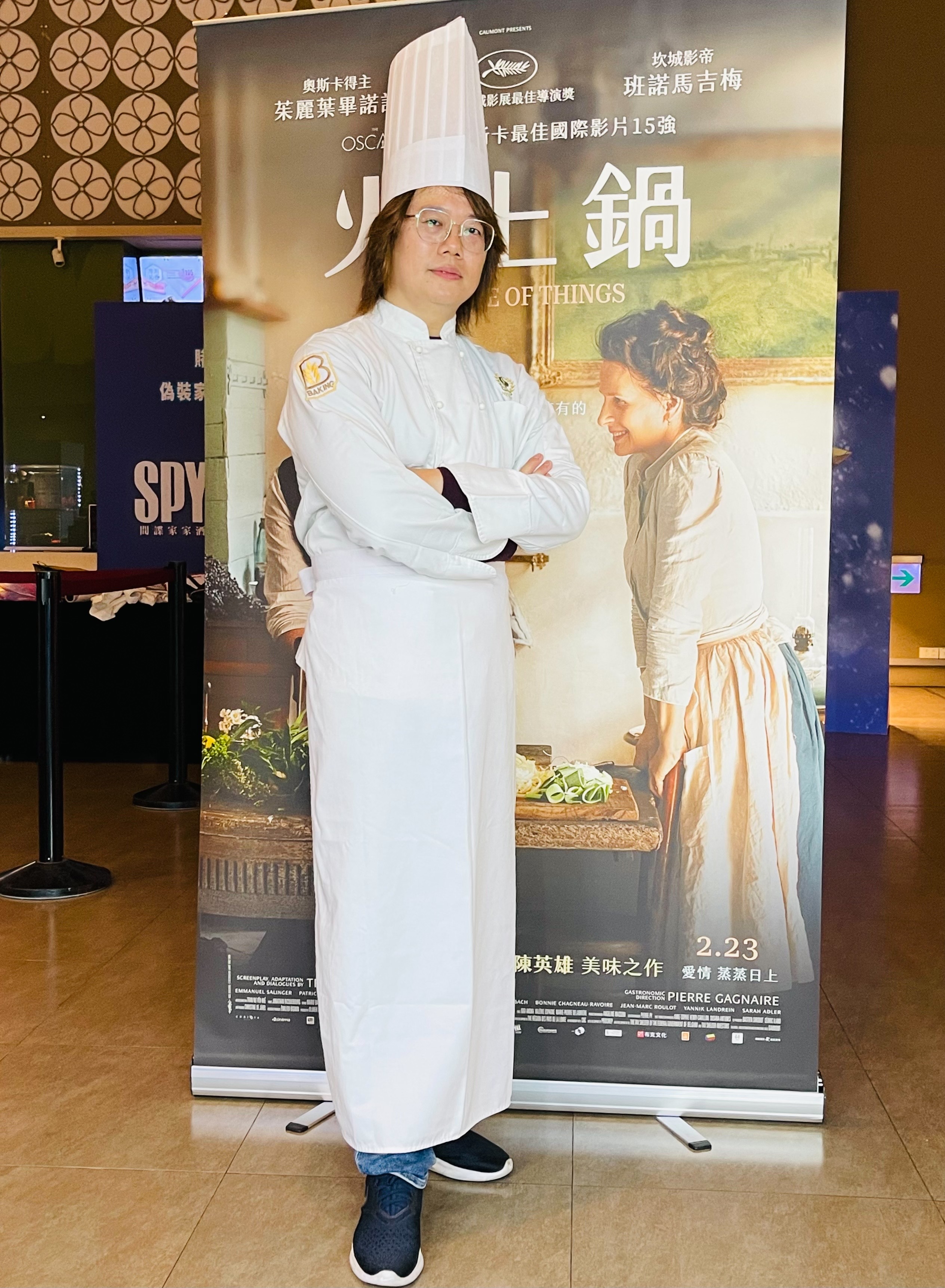 《村裡來了個暴走女外科》導演賴孟潔特地穿上廚師服來觀賞《火上鍋》。( 海鵬提供）