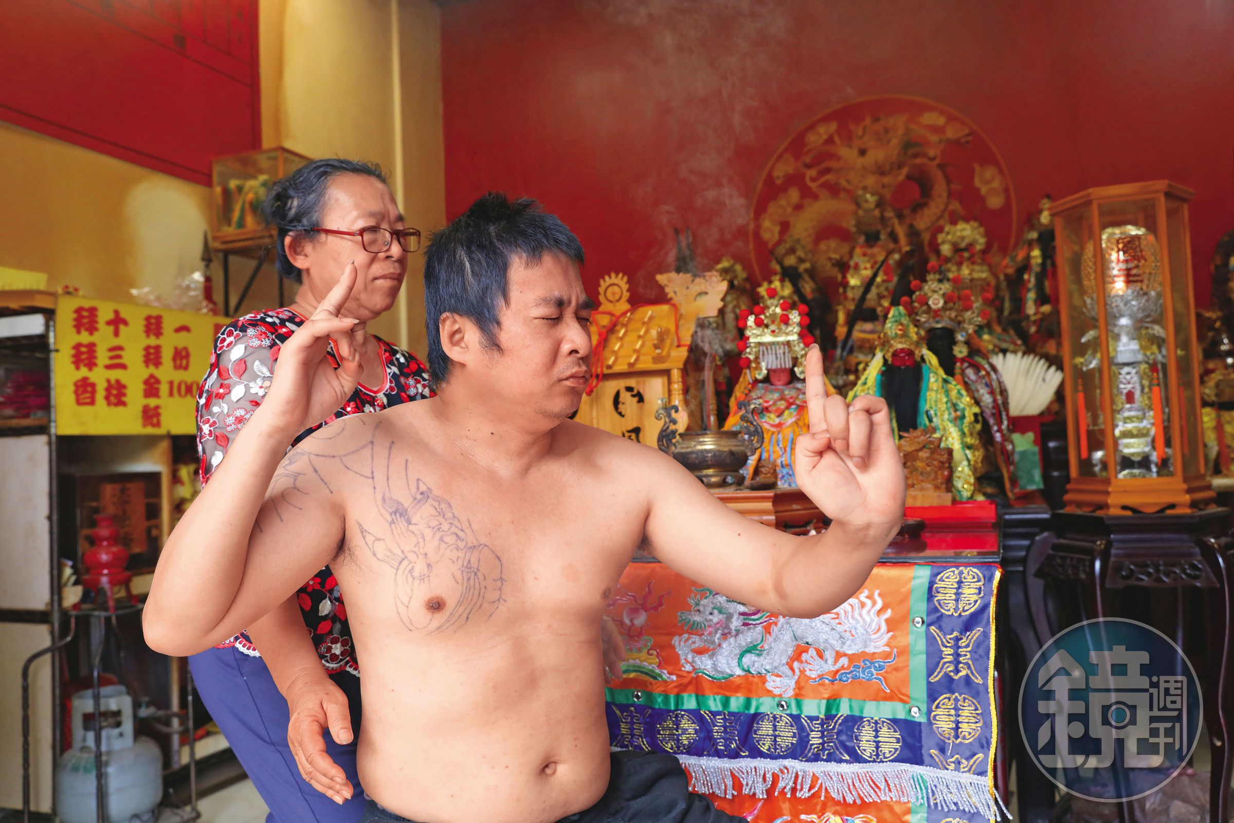 呂金葉(後)與兒子王皇朝(前)分別是媽祖與玄天上帝的乩童,每週固定在自家宮廟「辦事」。