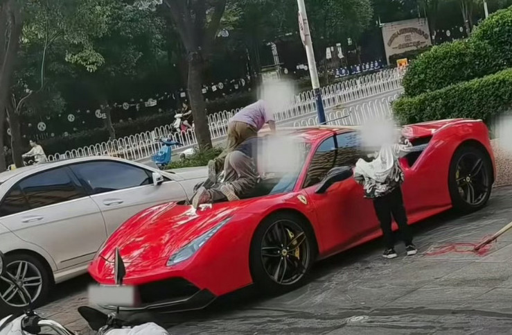 一群屁孩把法拉利當溜滑梯玩，導致車身留下嚴重刮痕。（翻攝微博）