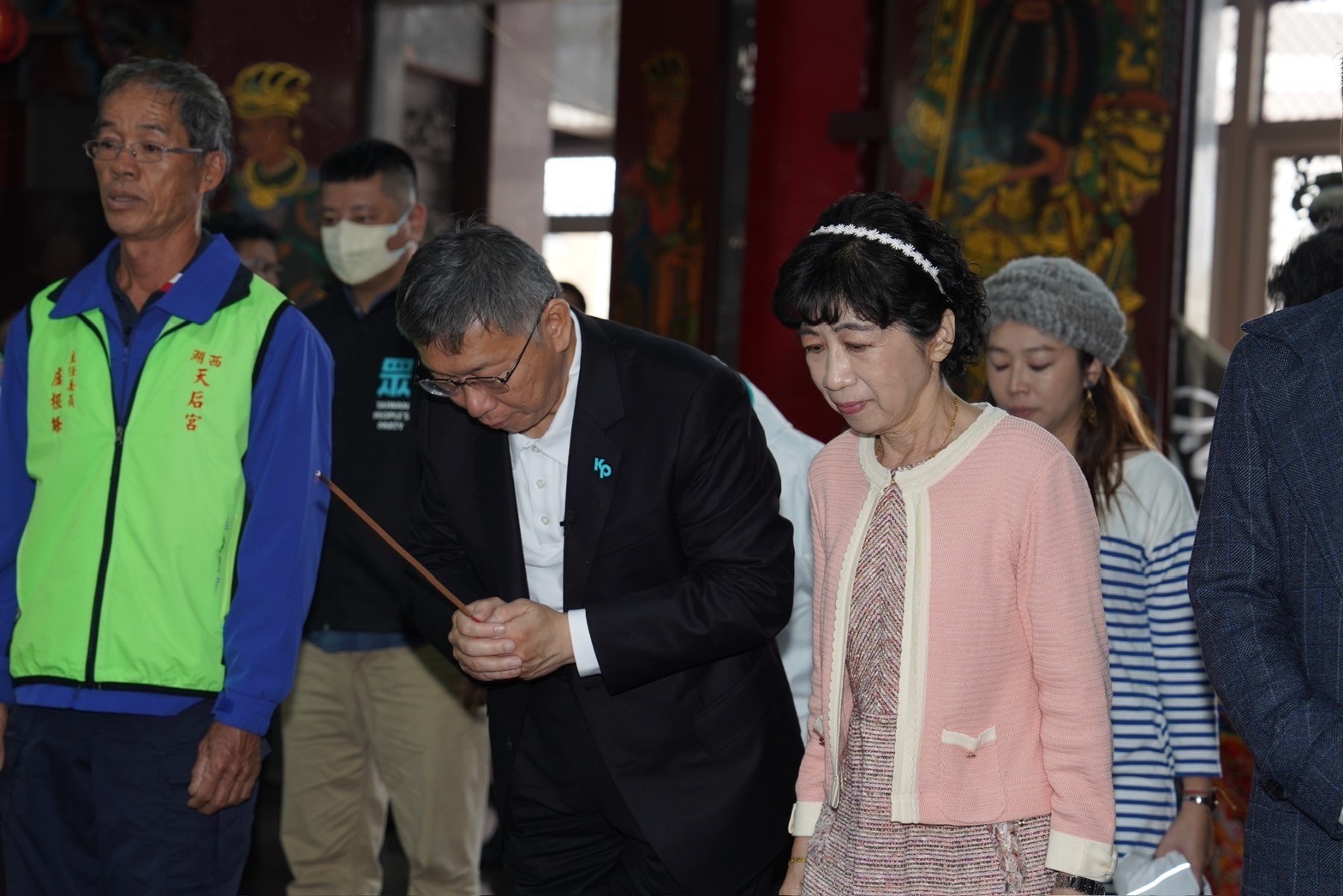 柯文哲今與妻子陳佩琪赴澎湖湖西天后宮參拜回應副手議題。（民眾黨提供）