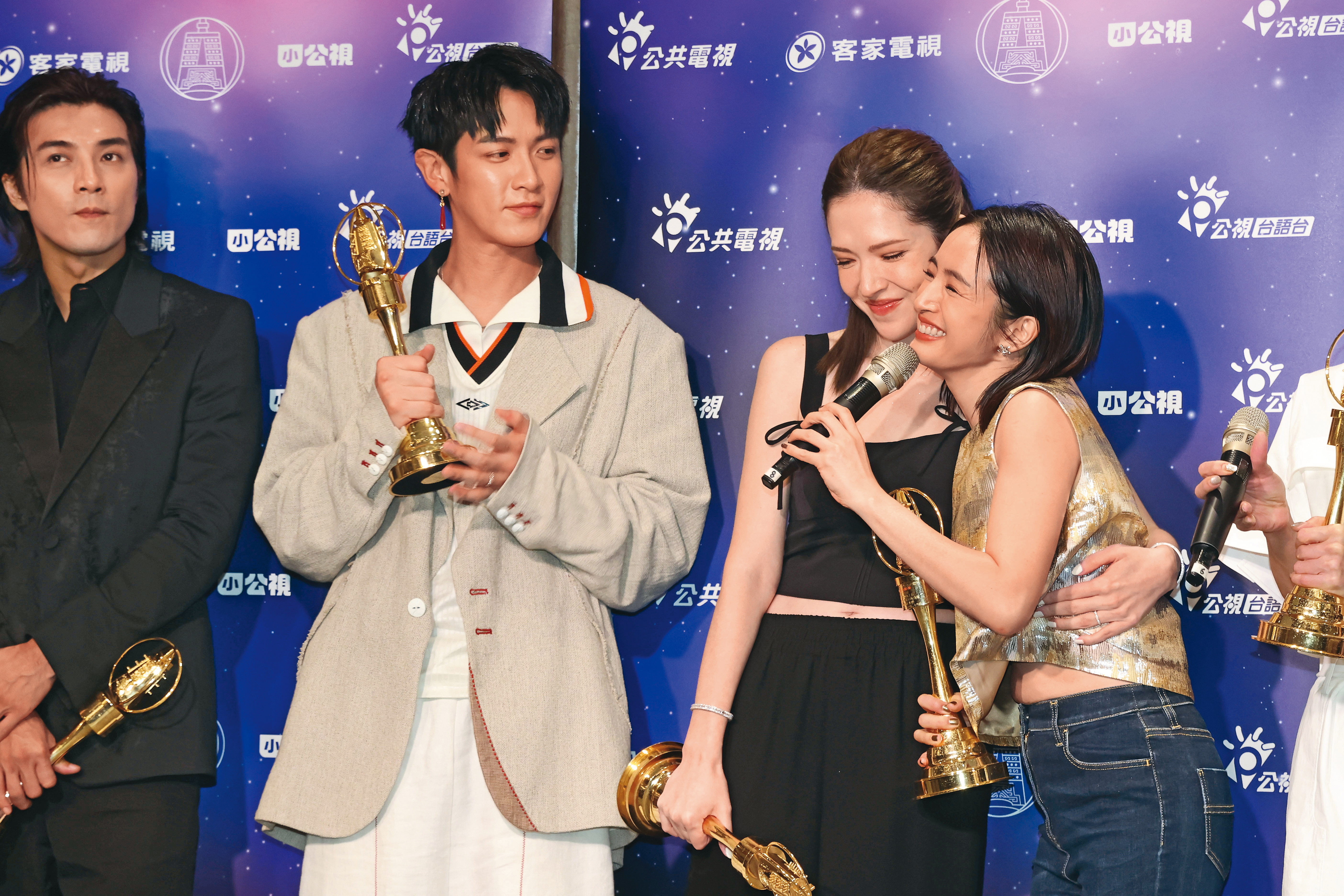 林依晨（右）去年因迷你劇集《不夠善良的我們》入圍女主角，與柯震東（左起）、許瑋甯慶功。