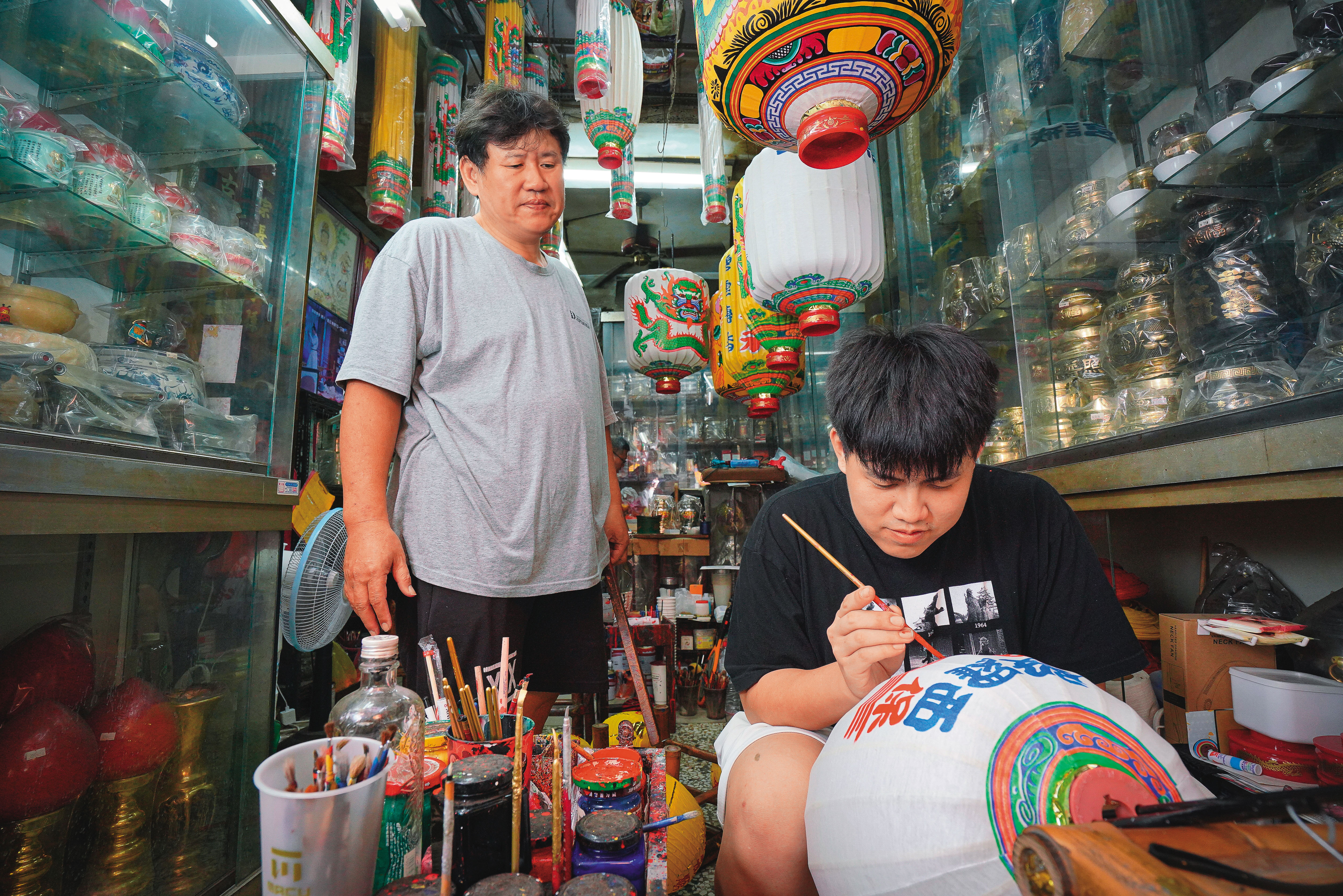 有百年歷史的苑輝燈舖是台灣少數還存在的手繪燈籠店，目前由第三、第四代共同經營，持續傳承傳統工藝。