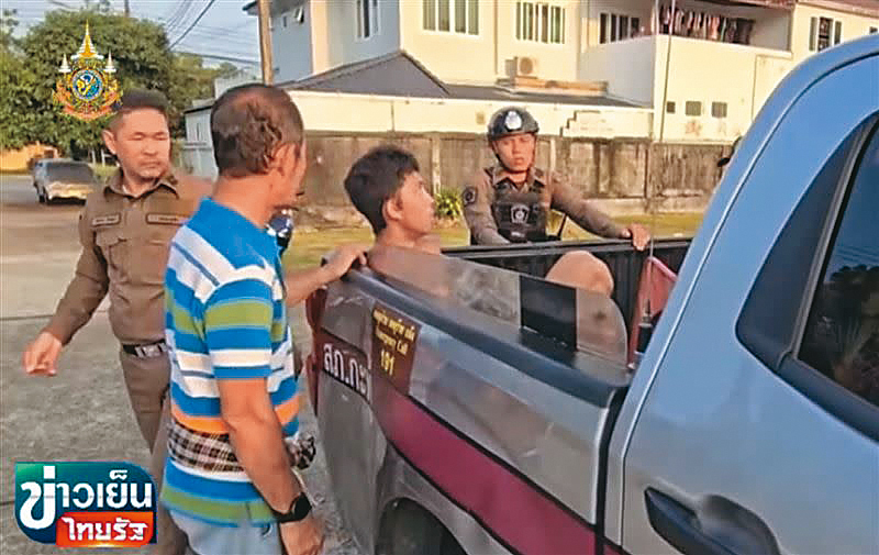 孫安佐（右二）去年在泰國普吉島私闖民宅還脫褲，遭到當地警方逮捕，並且登上泰媒版面。（翻攝自THAIRATH TV Originals）
