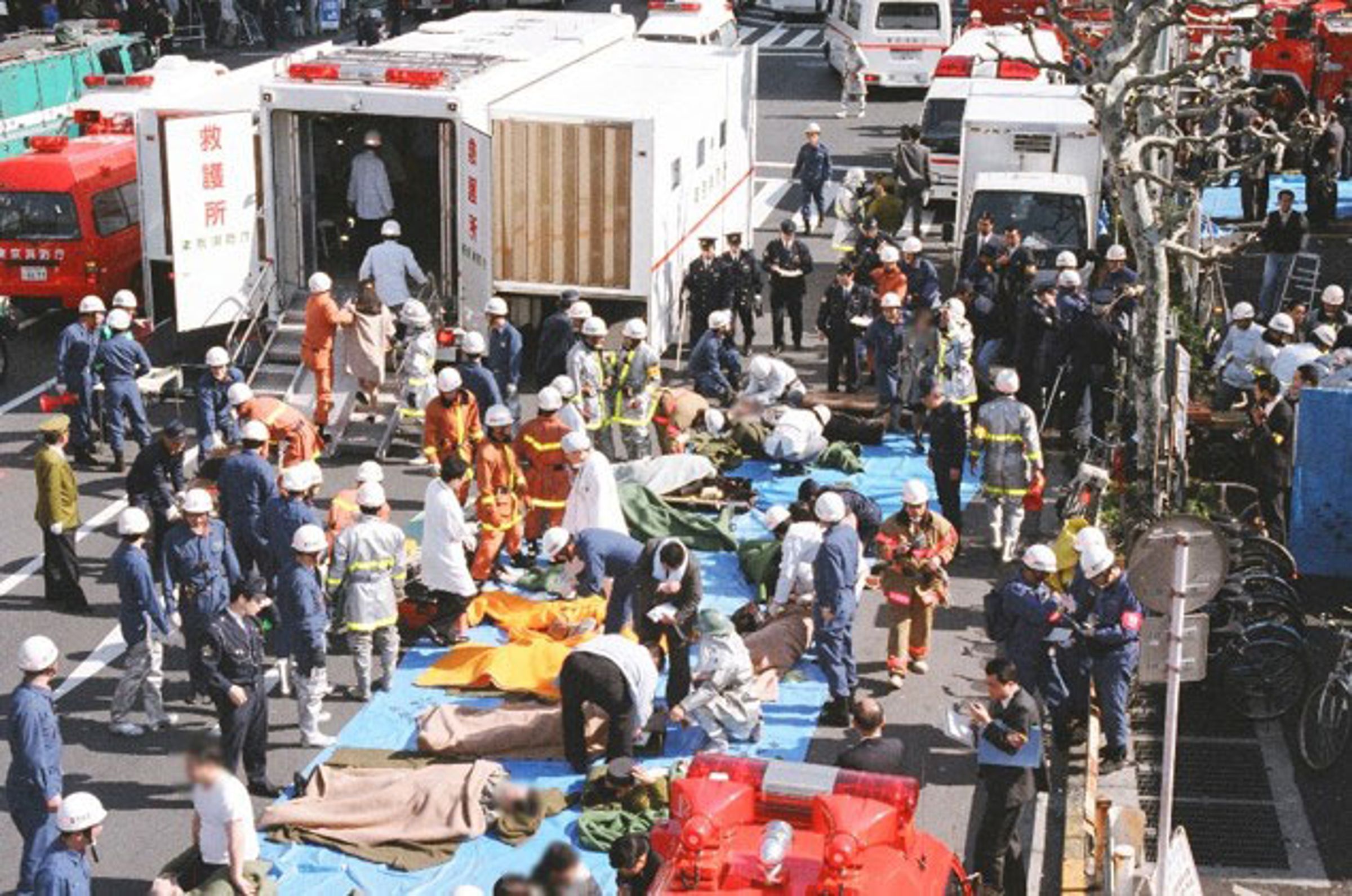 「東京地鐵沙林毒氣事件」滿31週年,這場恐怖襲擊導致14人死亡、超過6,300人受傷。。(翻攝自@HENKEN_Kuroshio X)