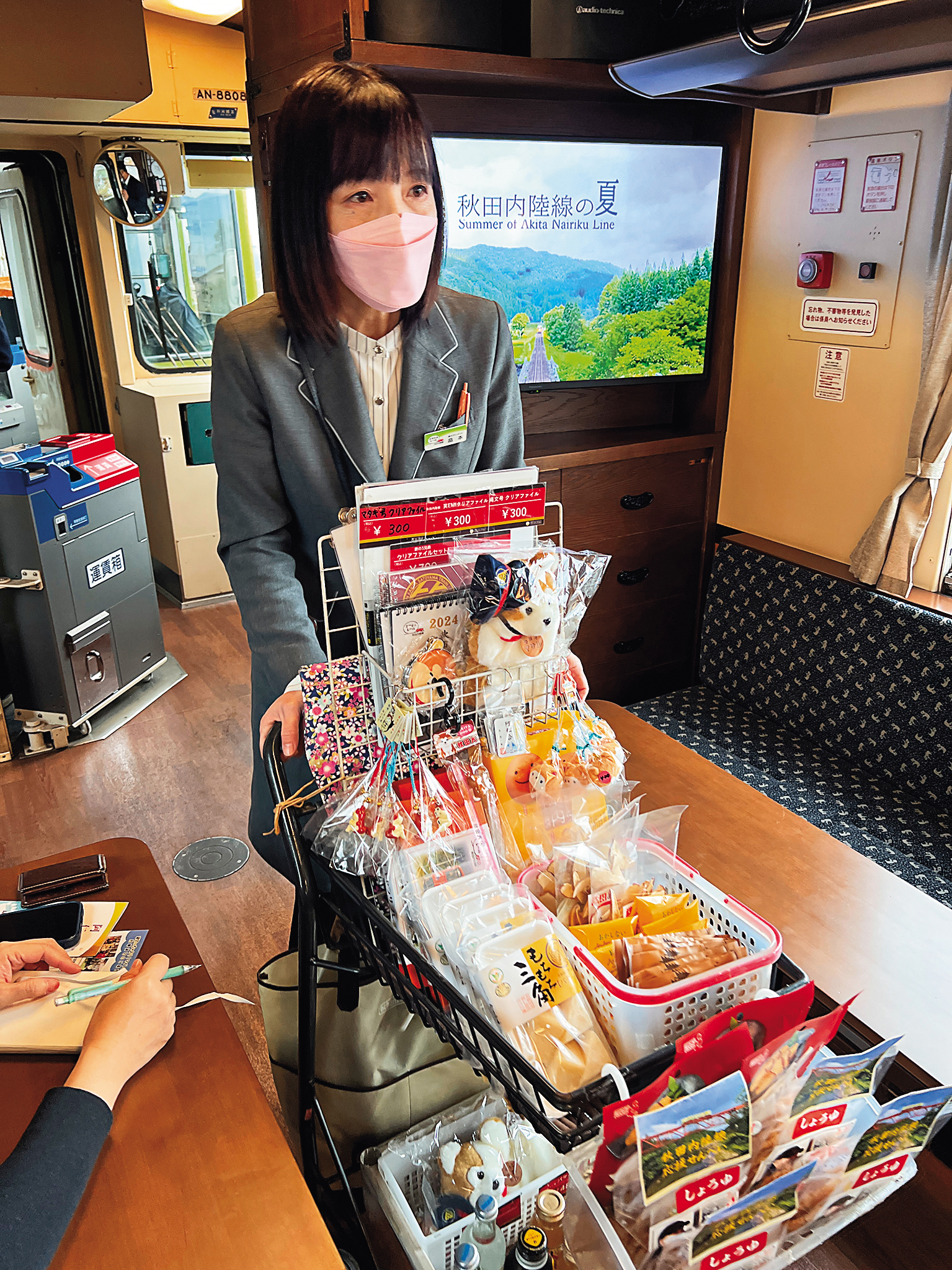 又鬼觀光列車上販售各種秋田名產和列車紀念品。