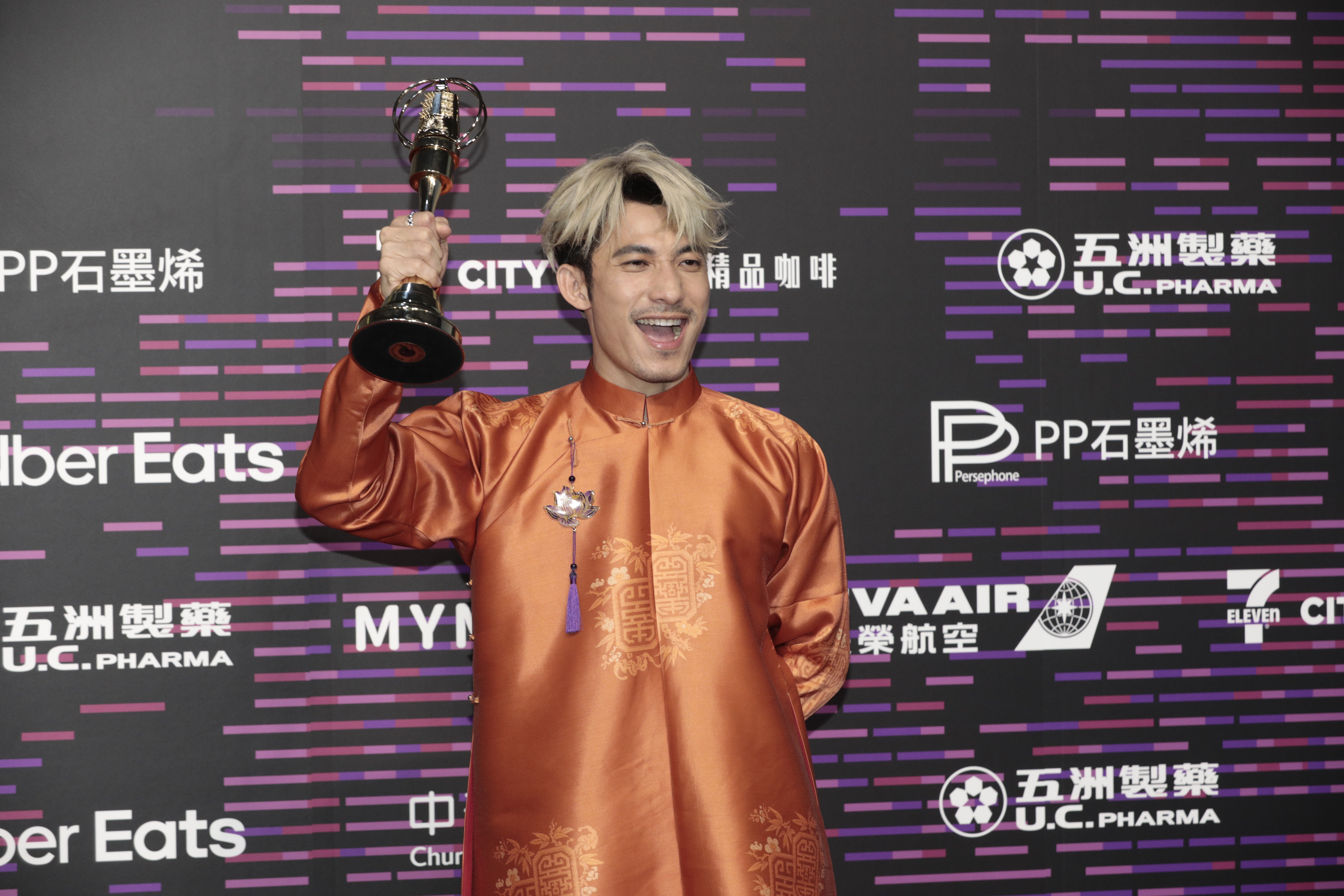 越南影帝連炳發以《化外之醫》拿下金鐘獎最佳男主角大獎。