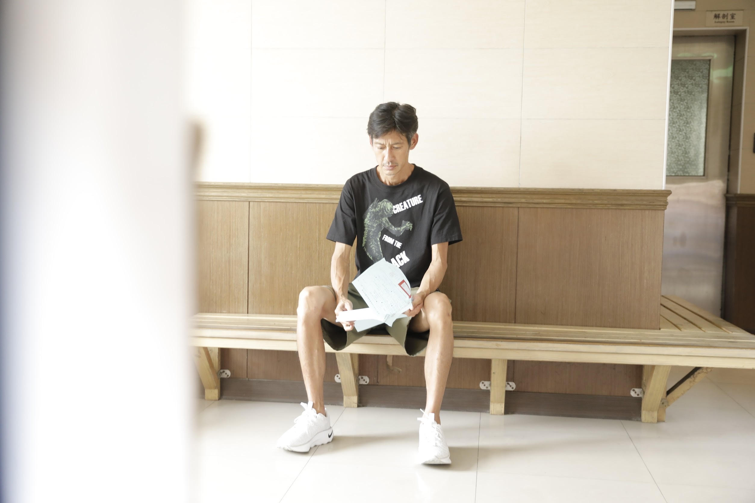 唐治平黑衣短褲，穿了球鞋，狀態有些肅穆。